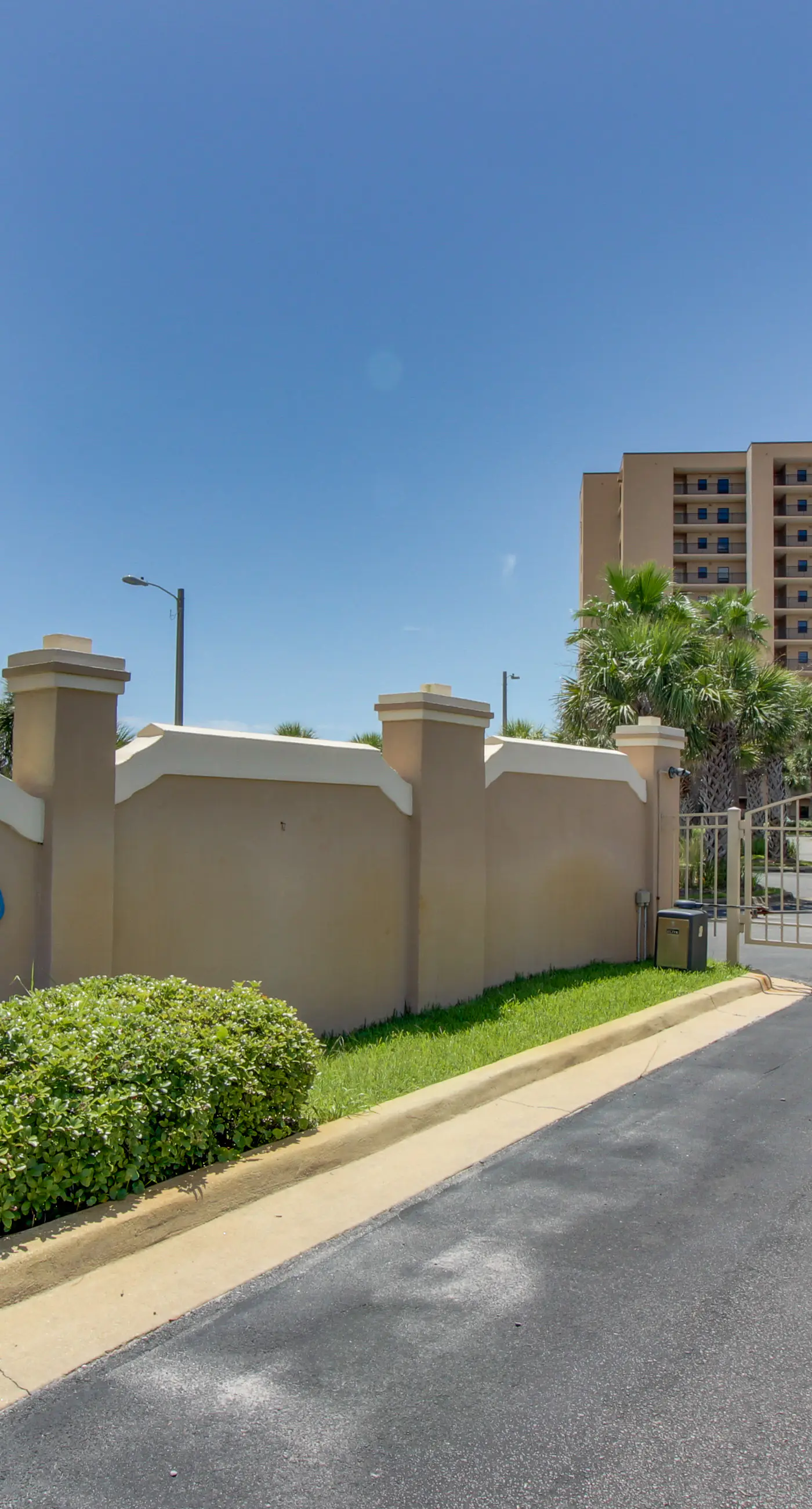 Beachfront condo with pool, tennis, fitness center & WiFi