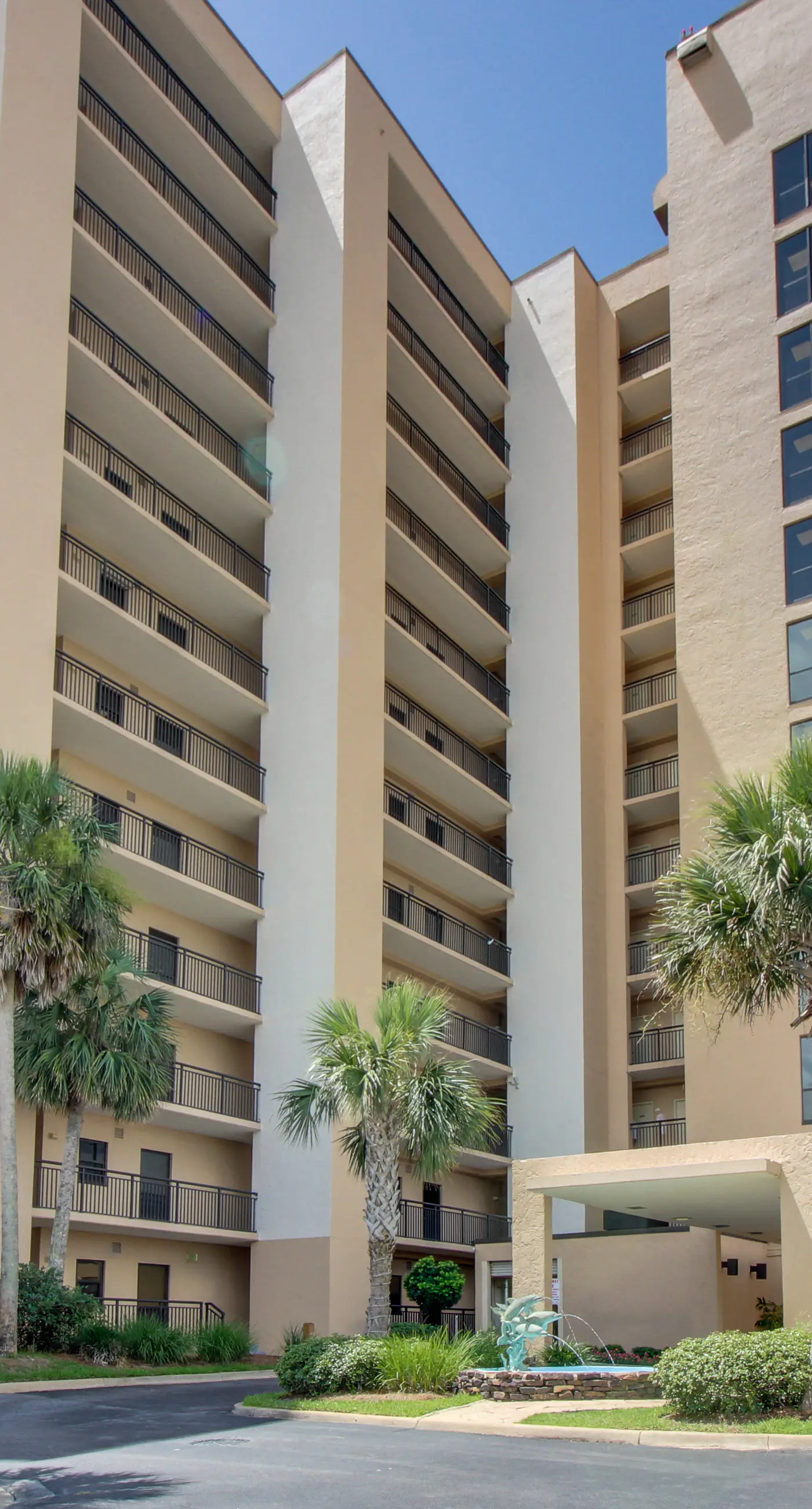 Beachfront condo with pool, tennis, fitness center & WiFi