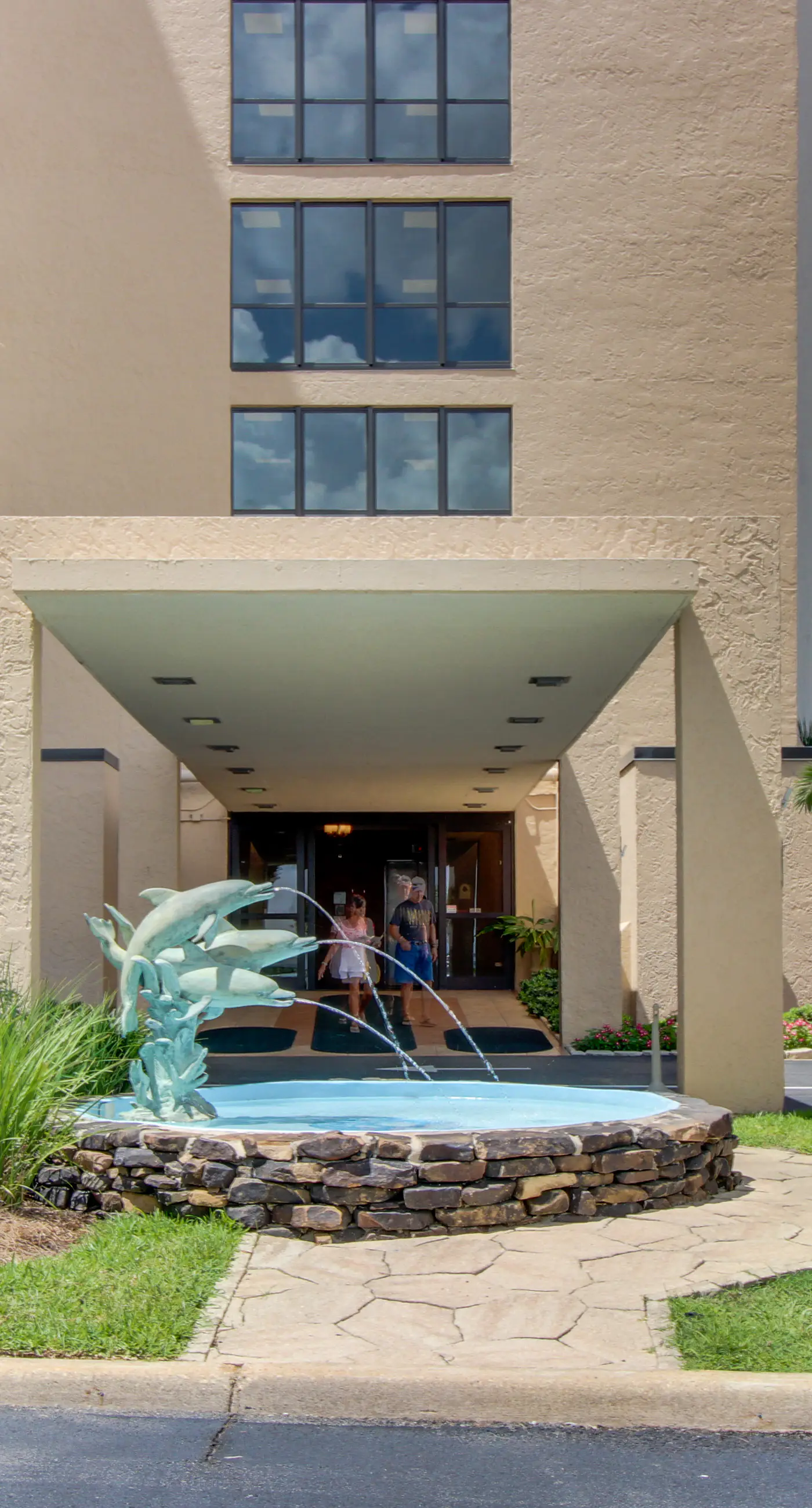 Beachfront condo with pool, tennis, fitness center & WiFi