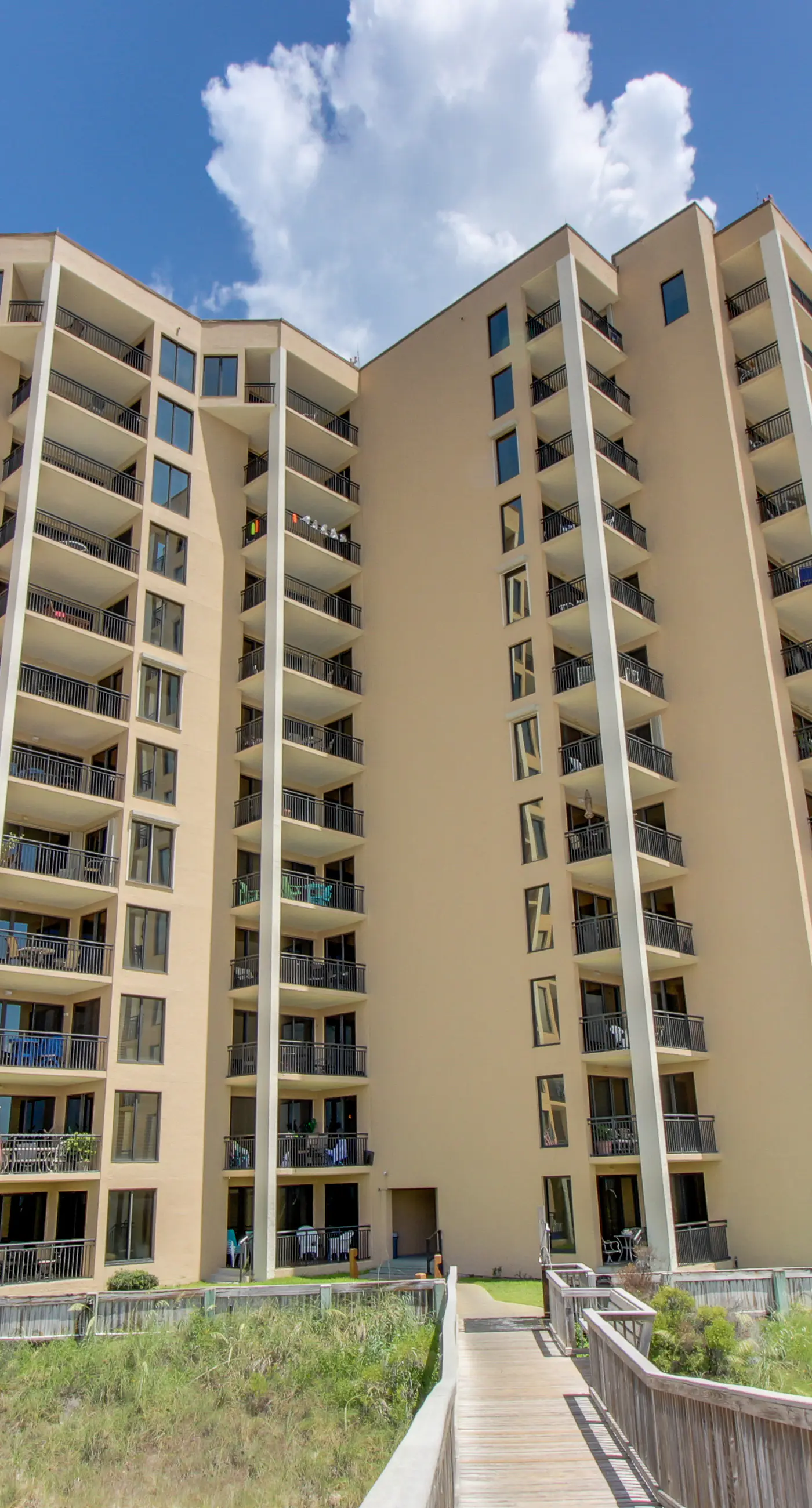 Beachfront condo with pool, tennis, fitness center & WiFi
