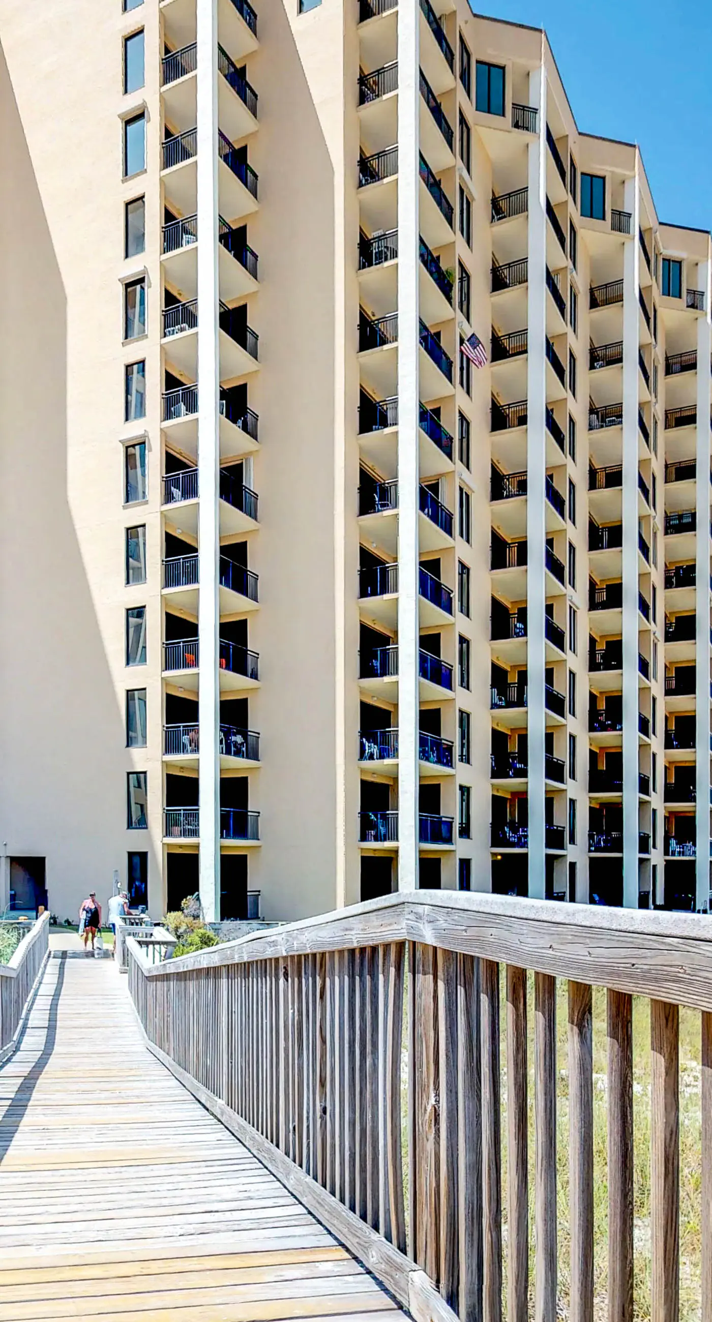 Beachfront condo with pool, tennis, fitness center & WiFi