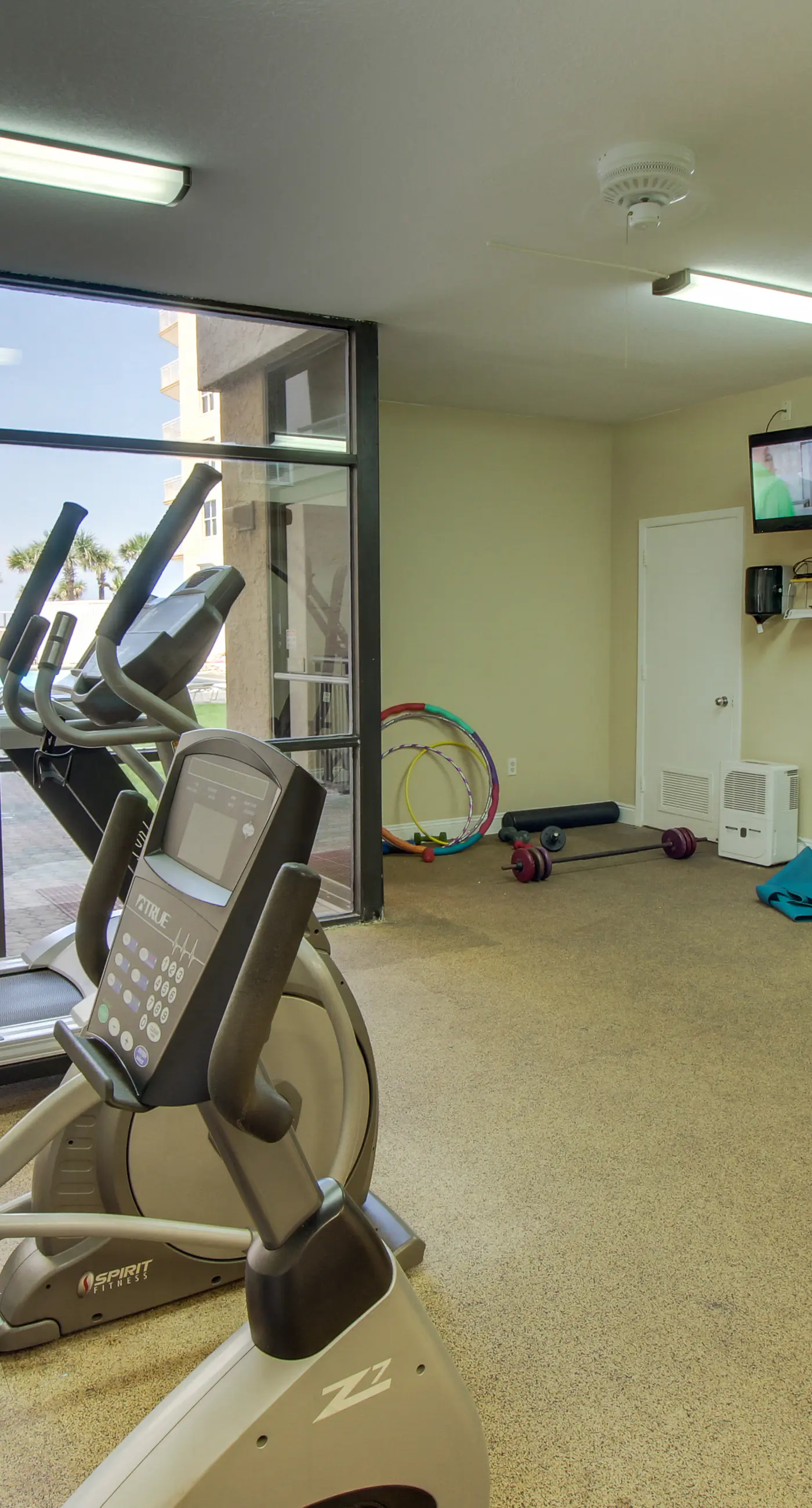 Beachfront condo with pool, tennis, fitness center & WiFi