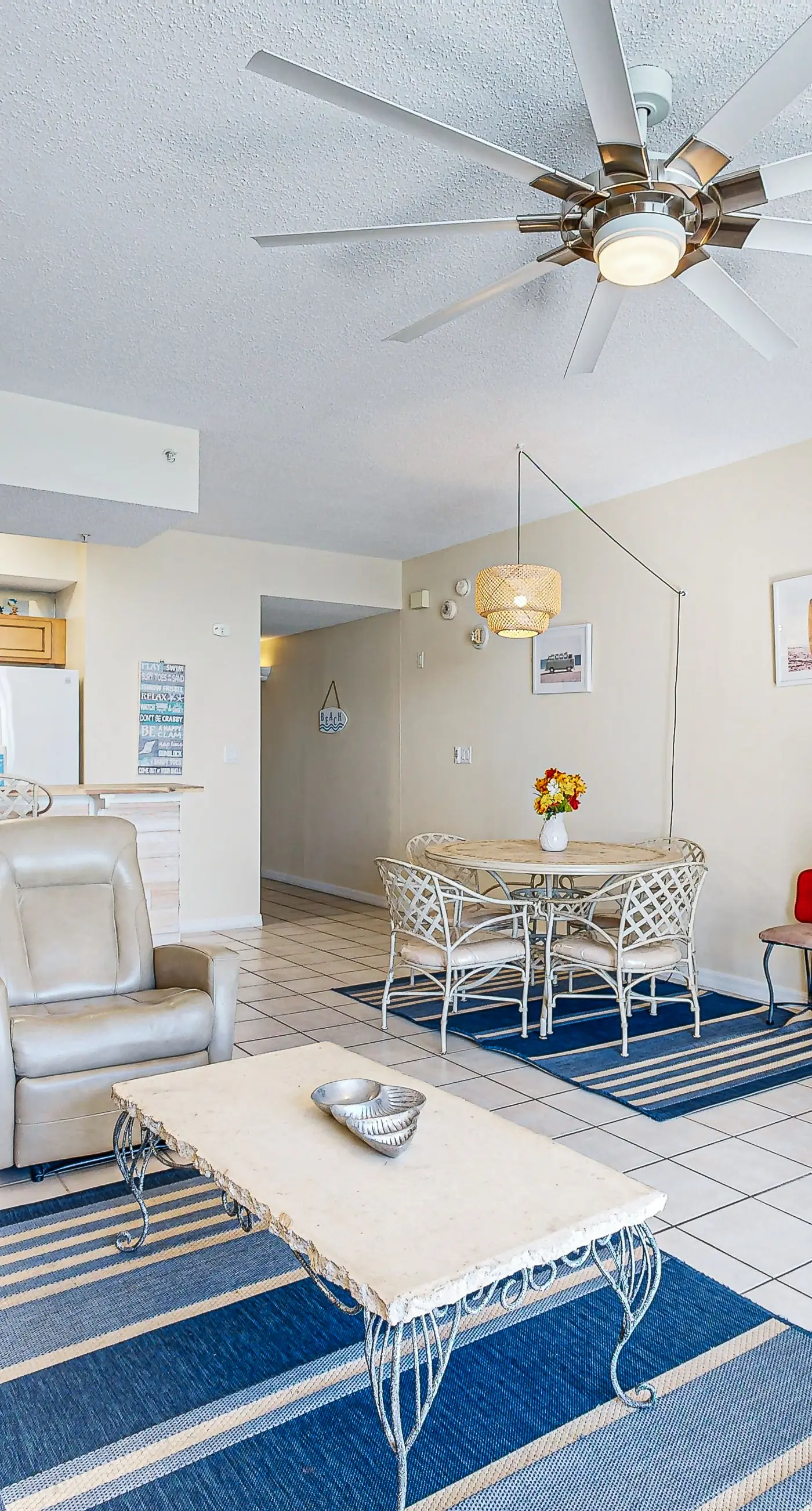 7th-floor bright, open condo - close to dining with Gulf front views