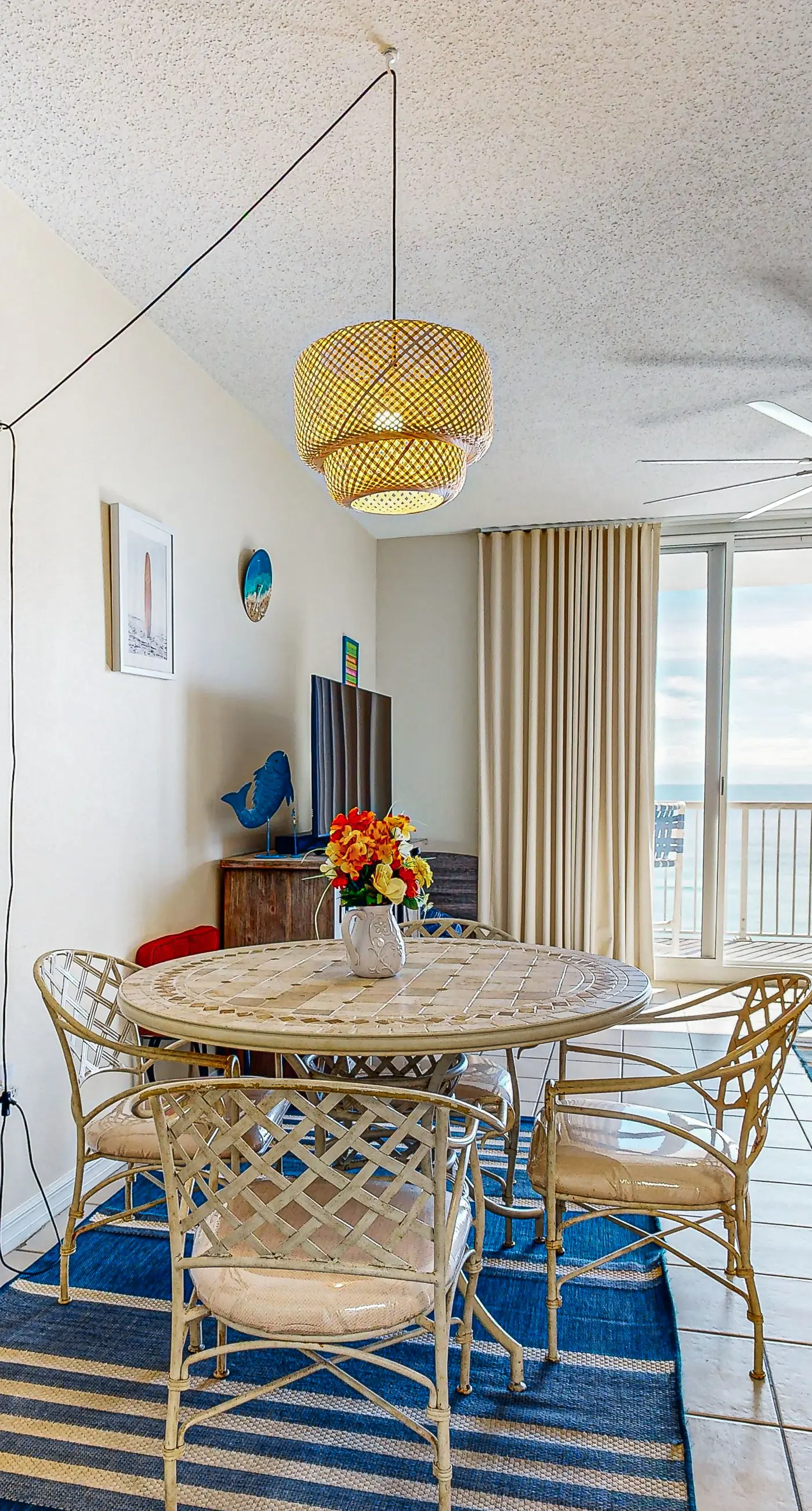 7th-floor bright, open condo - close to dining with Gulf front views