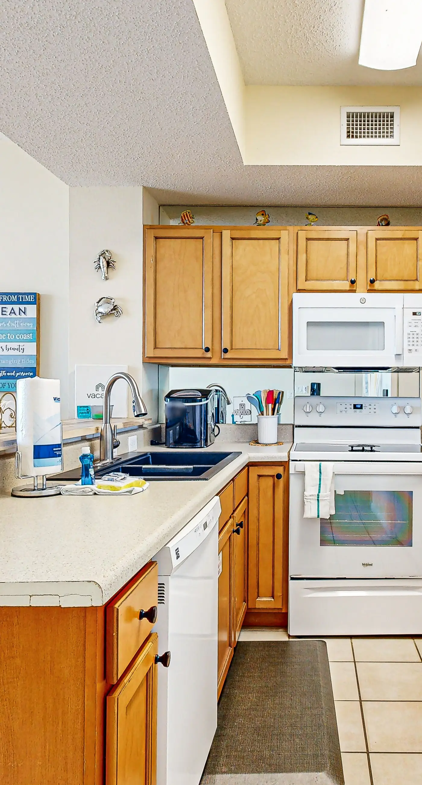 7th-floor bright, open condo - close to dining with Gulf front views