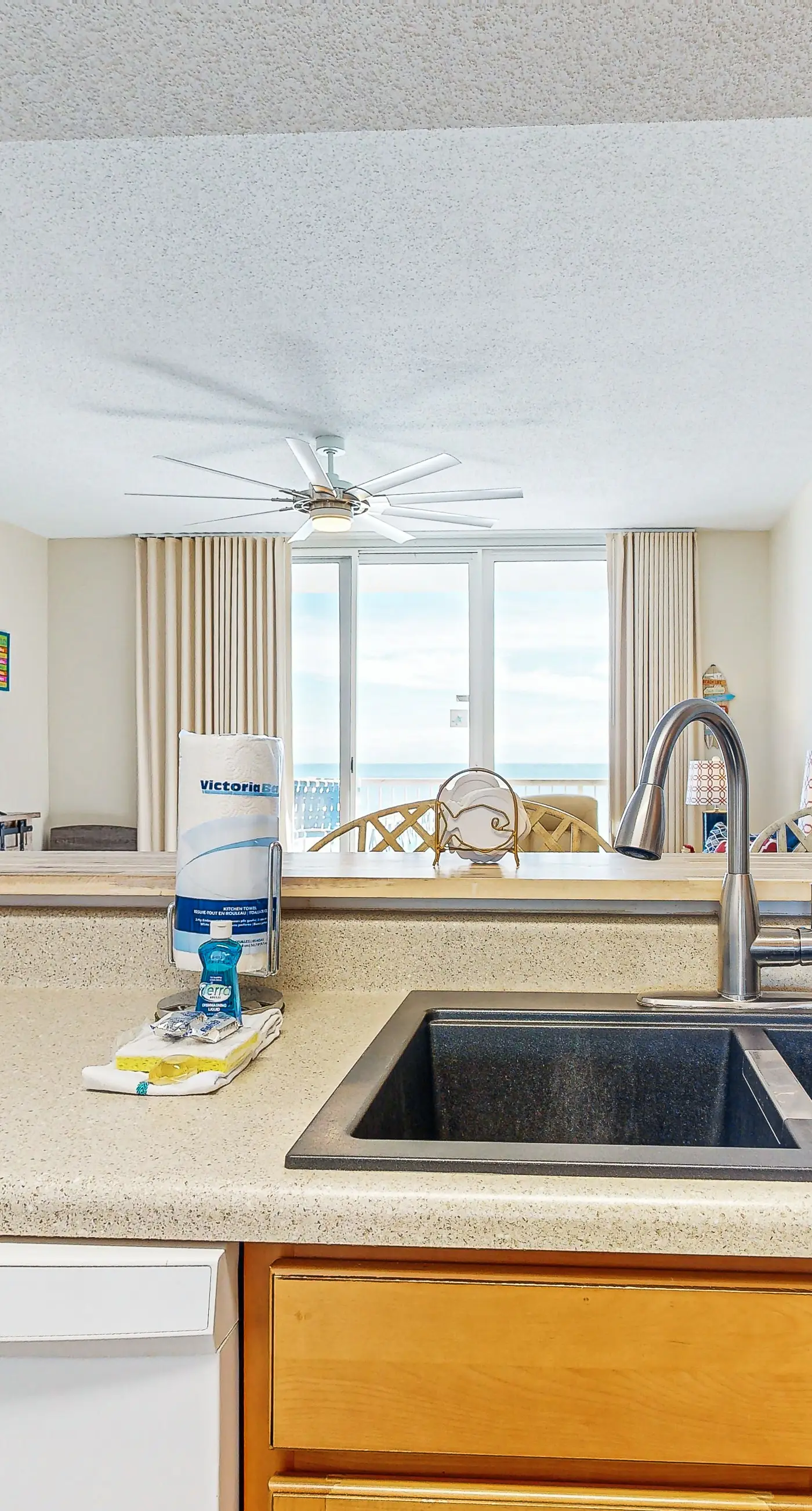 7th-floor bright, open condo - close to dining with Gulf front views