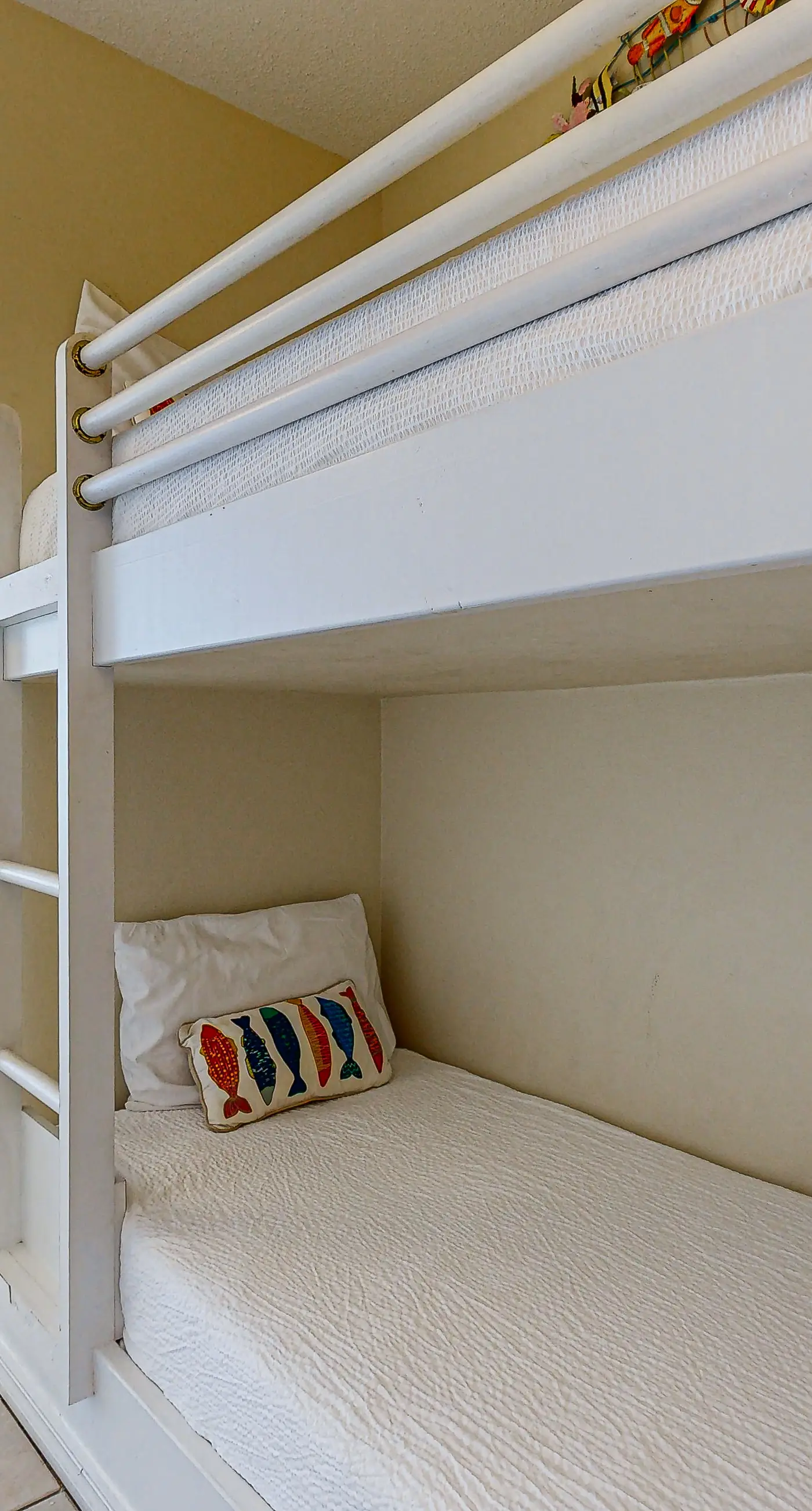 7th-floor bright, open condo - close to dining with Gulf front views