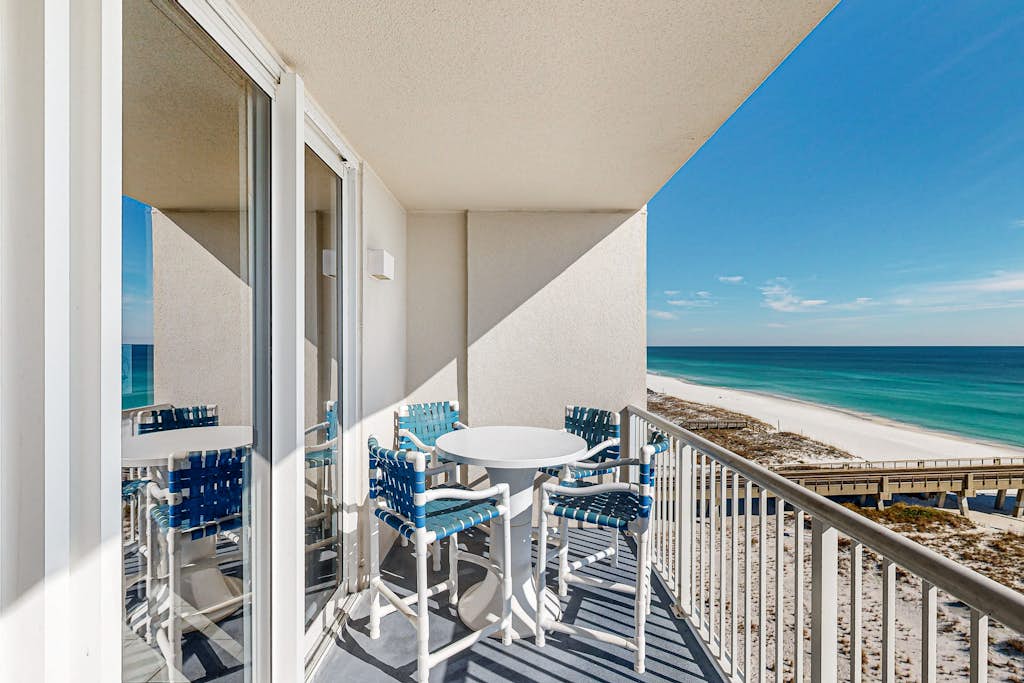 7th-floor bright, open condo - close to dining with Gulf front