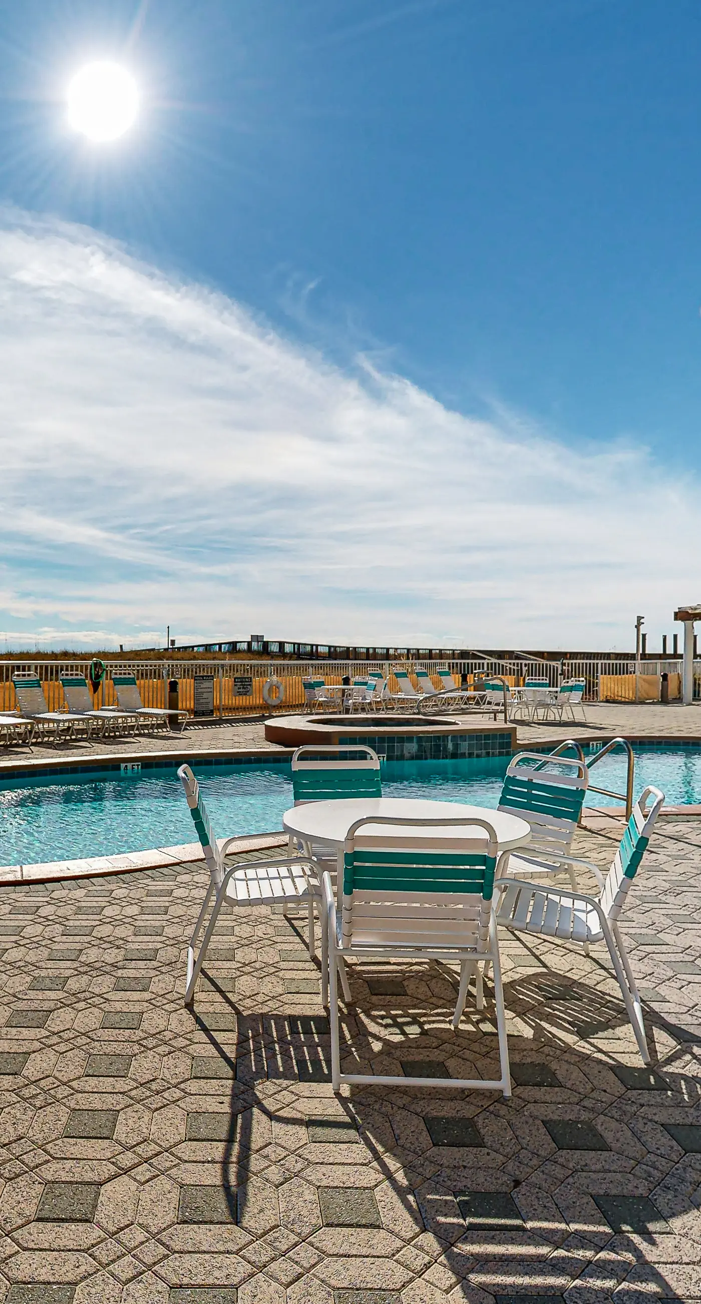 7th-floor bright, open condo - close to dining with Gulf front views