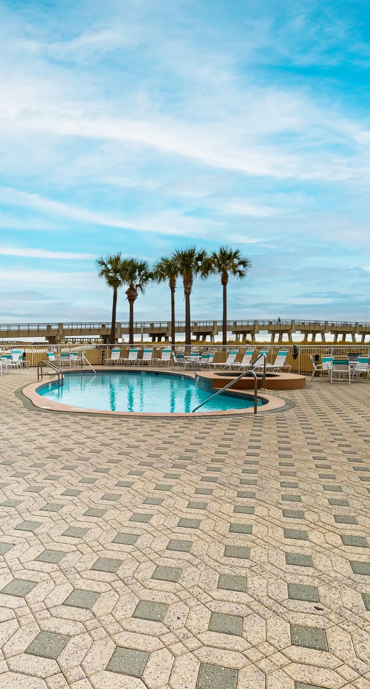 7th-floor bright, open condo - close to dining with Gulf front views