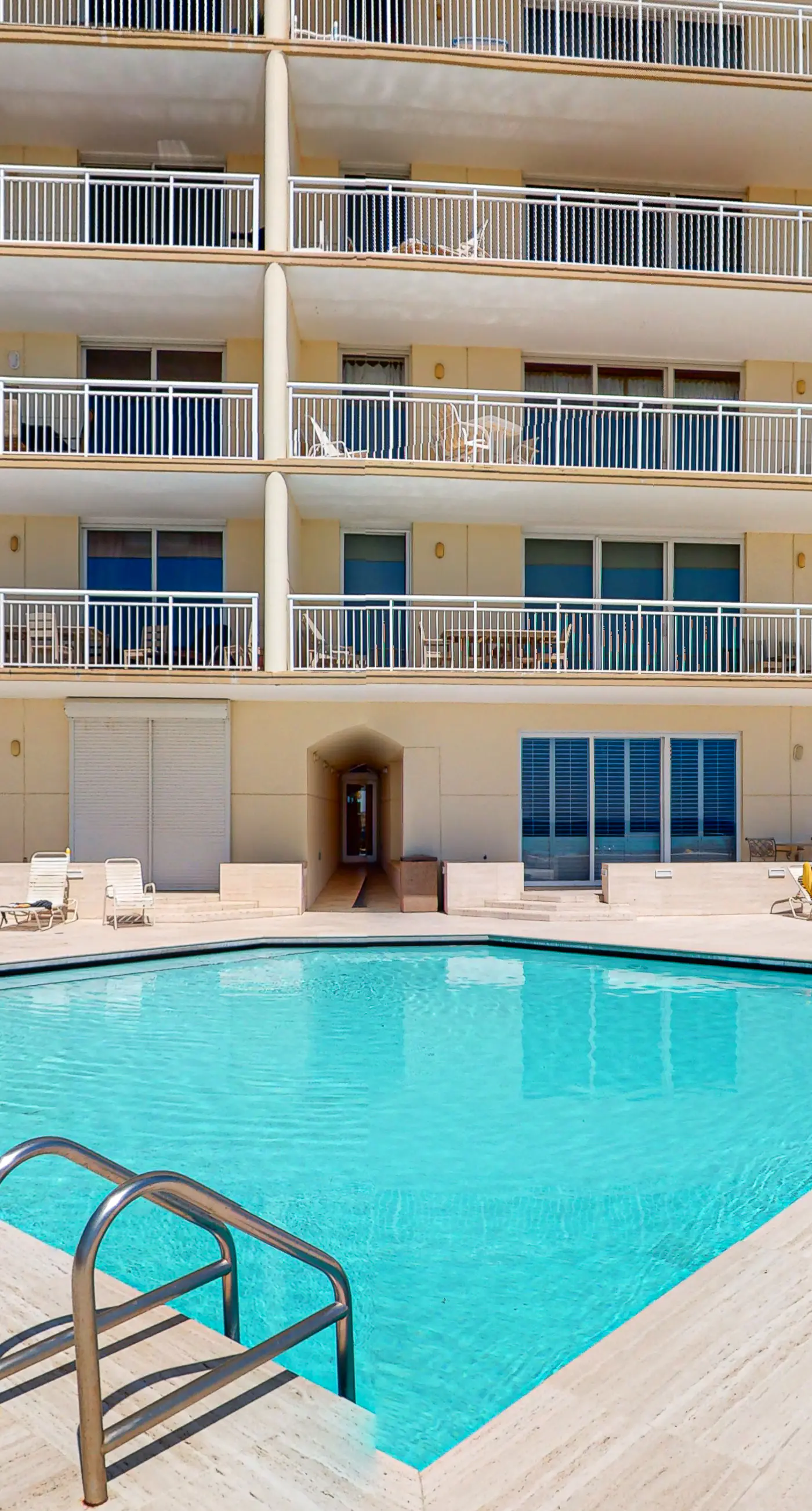 9th Floor Gulf-Front Condo with Plenty Of Resort Amenities, Close To Dining