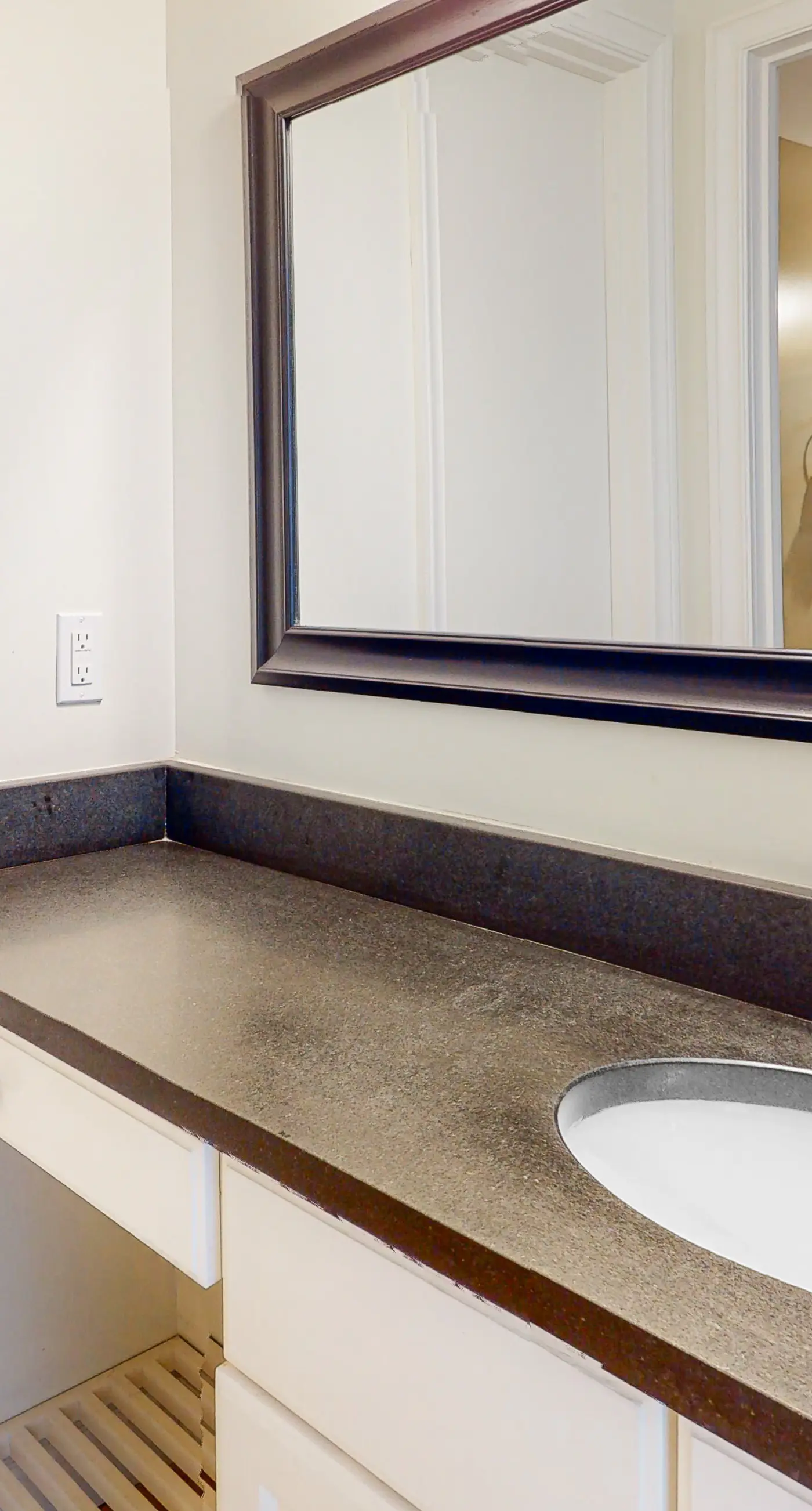 9th Floor Gulf-Front Condo with Plenty Of Resort Amenities, Close To Dining