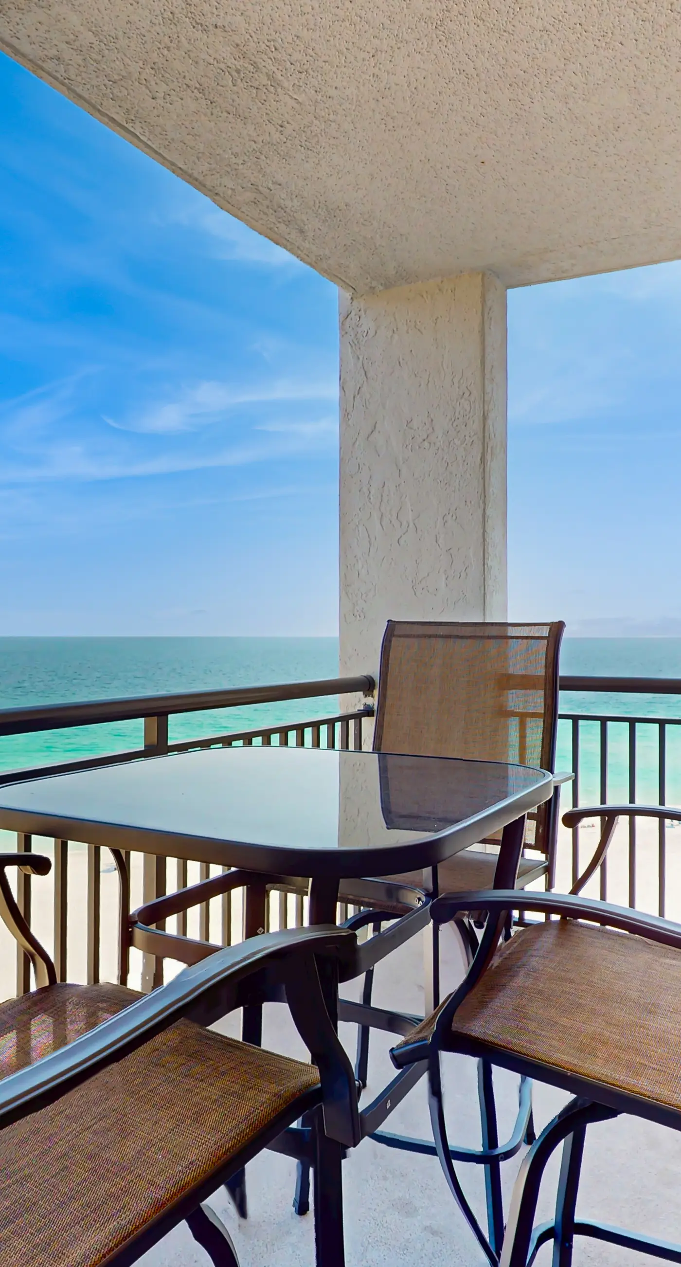 Gorgeous waterfront condo with pool, fitness room & WiFi