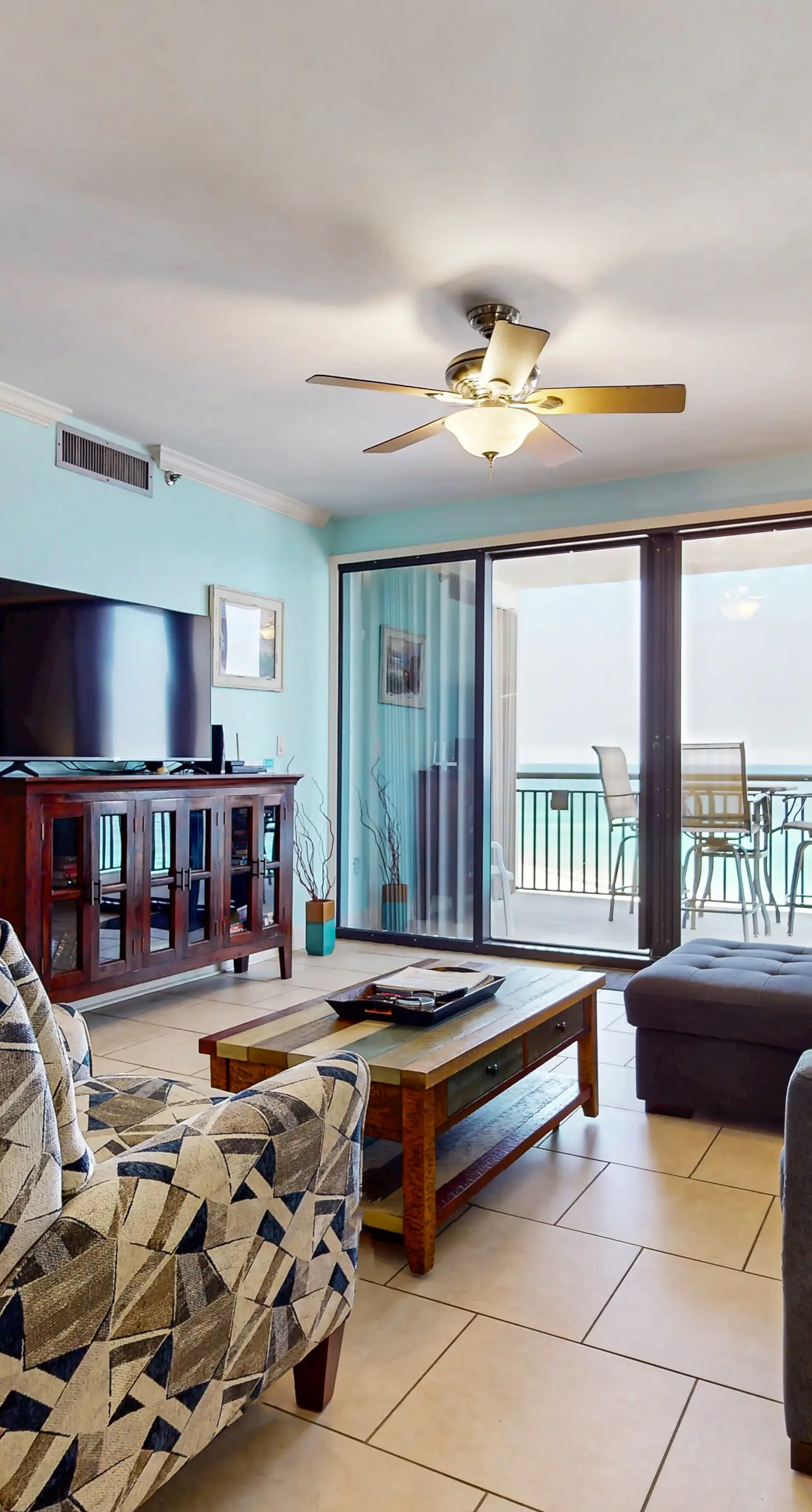 Gorgeous waterfront condo with pool, fitness room & WiFi