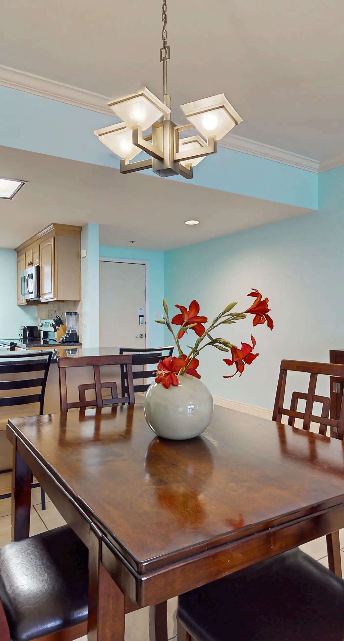 Gorgeous waterfront condo with pool, fitness room & WiFi