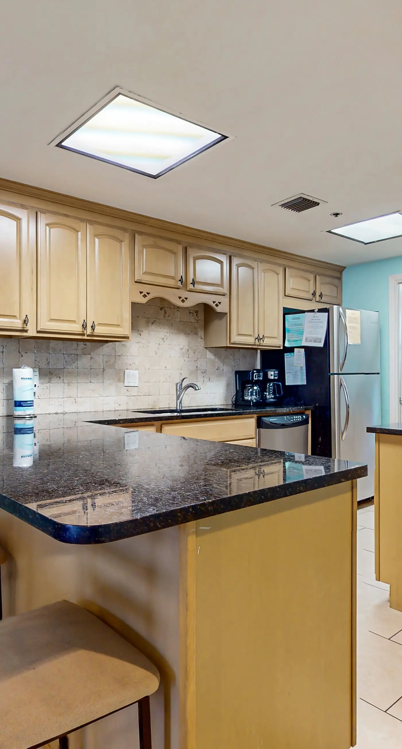 Gorgeous waterfront condo with pool, fitness room & WiFi