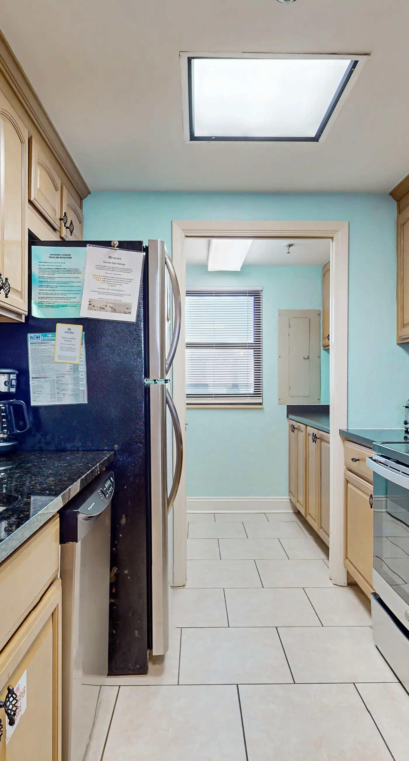 Gorgeous waterfront condo with pool, fitness room & WiFi