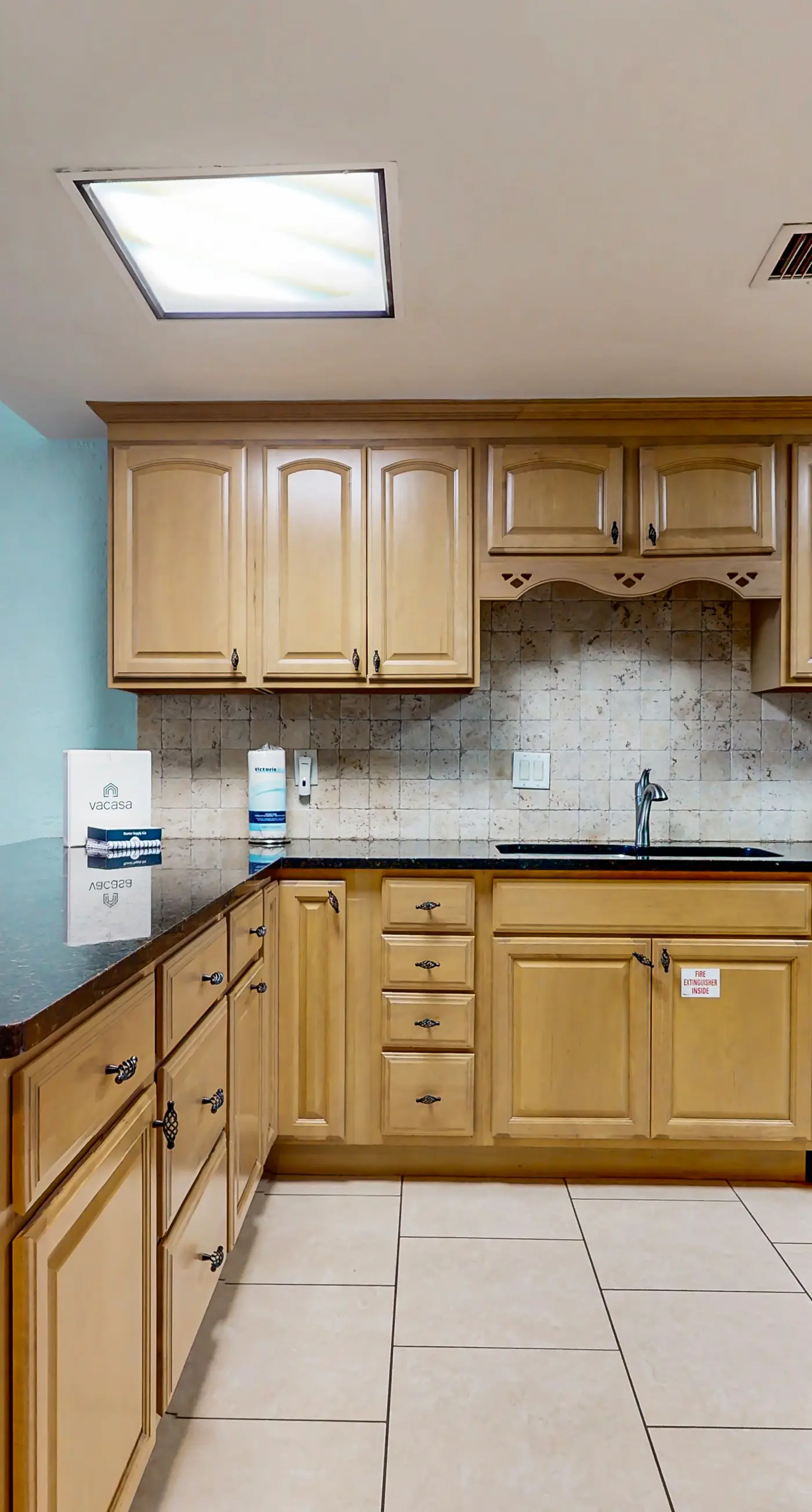 Gorgeous waterfront condo with pool, fitness room & WiFi