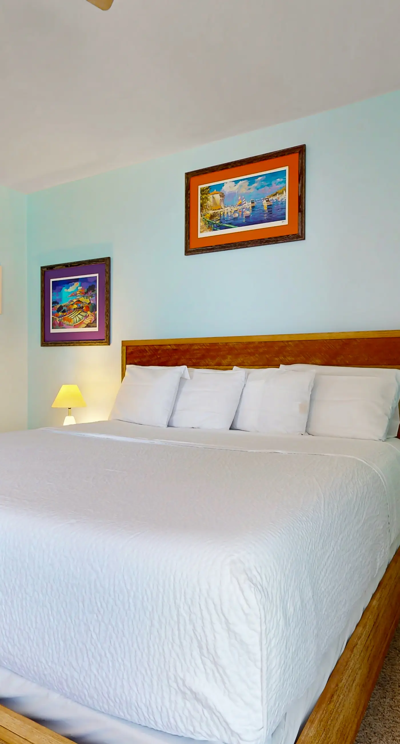 Gorgeous waterfront condo with pool, fitness room & WiFi