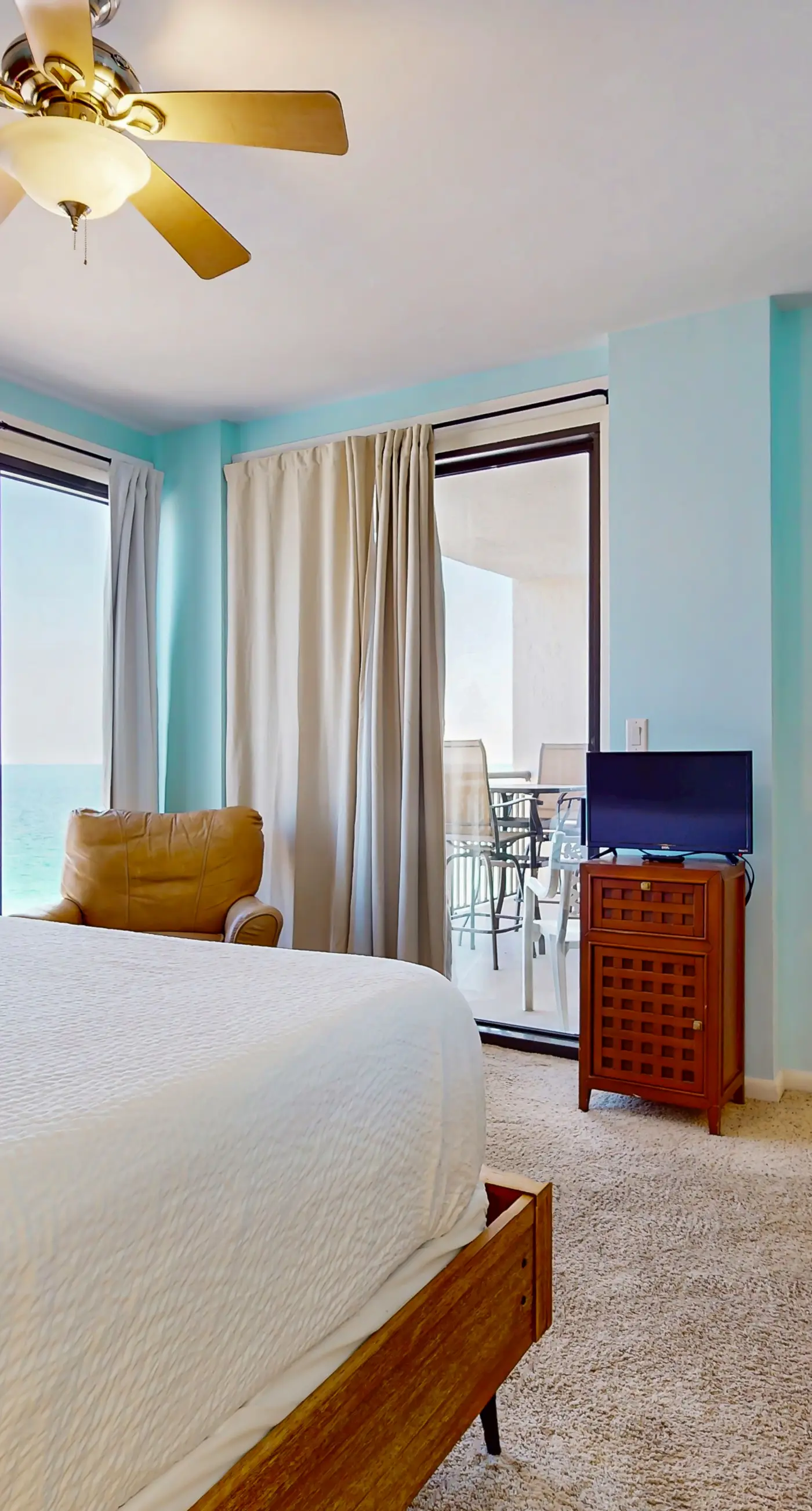 Gorgeous waterfront condo with pool, fitness room & WiFi