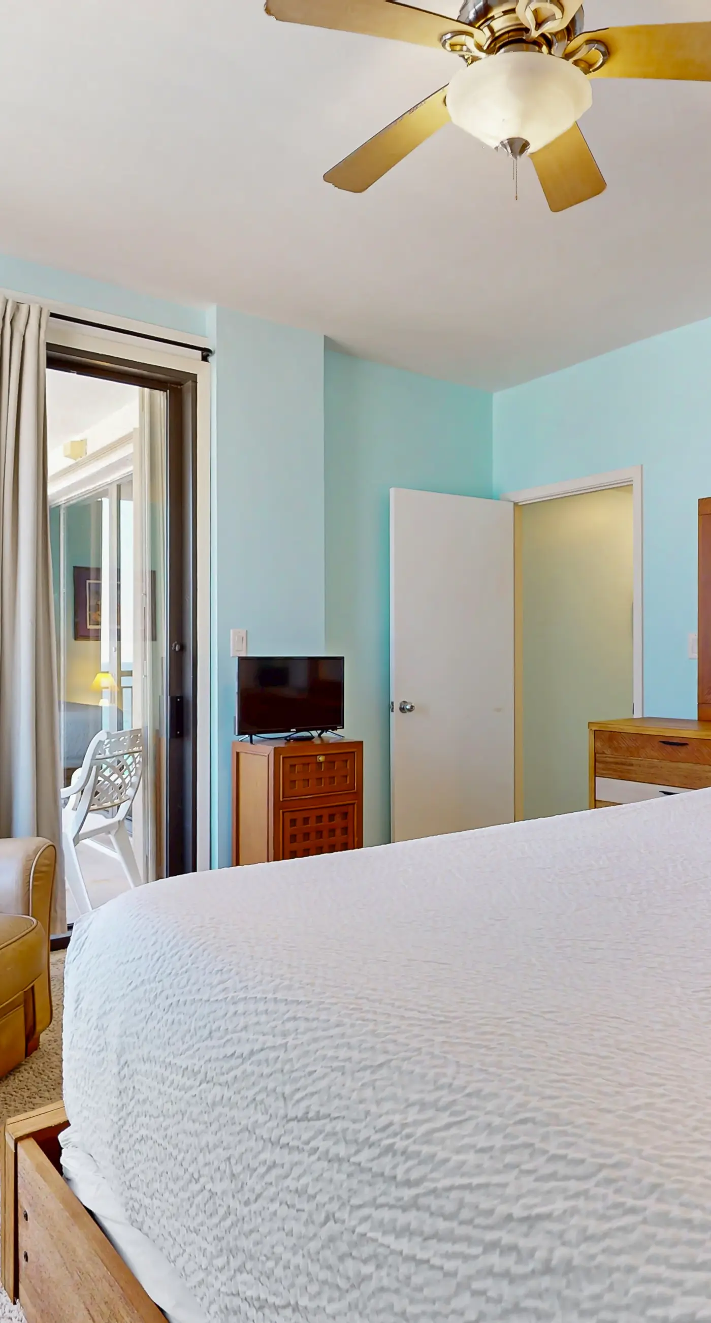 Gorgeous waterfront condo with pool, fitness room & WiFi