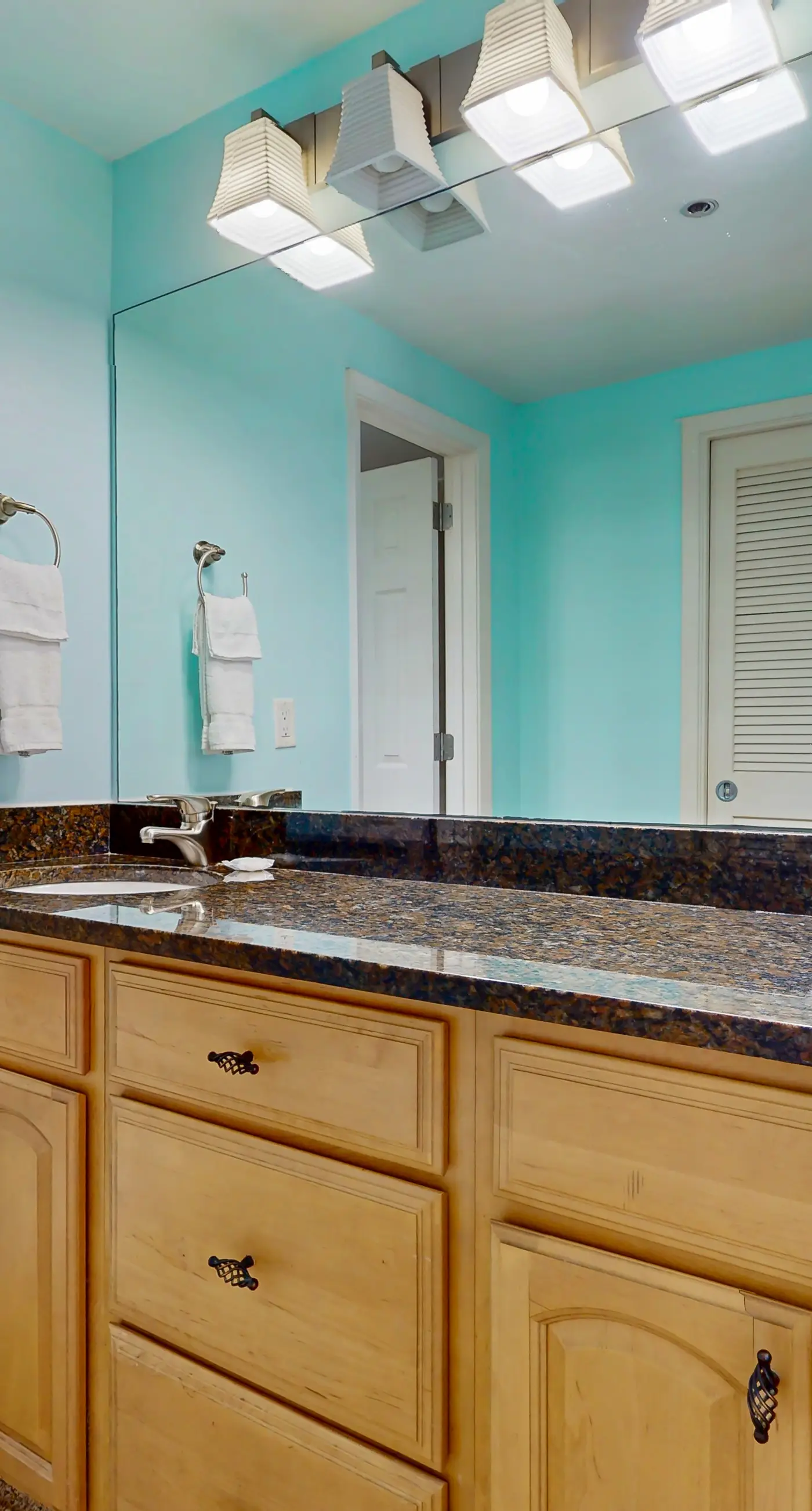 Gorgeous waterfront condo with pool, fitness room & WiFi