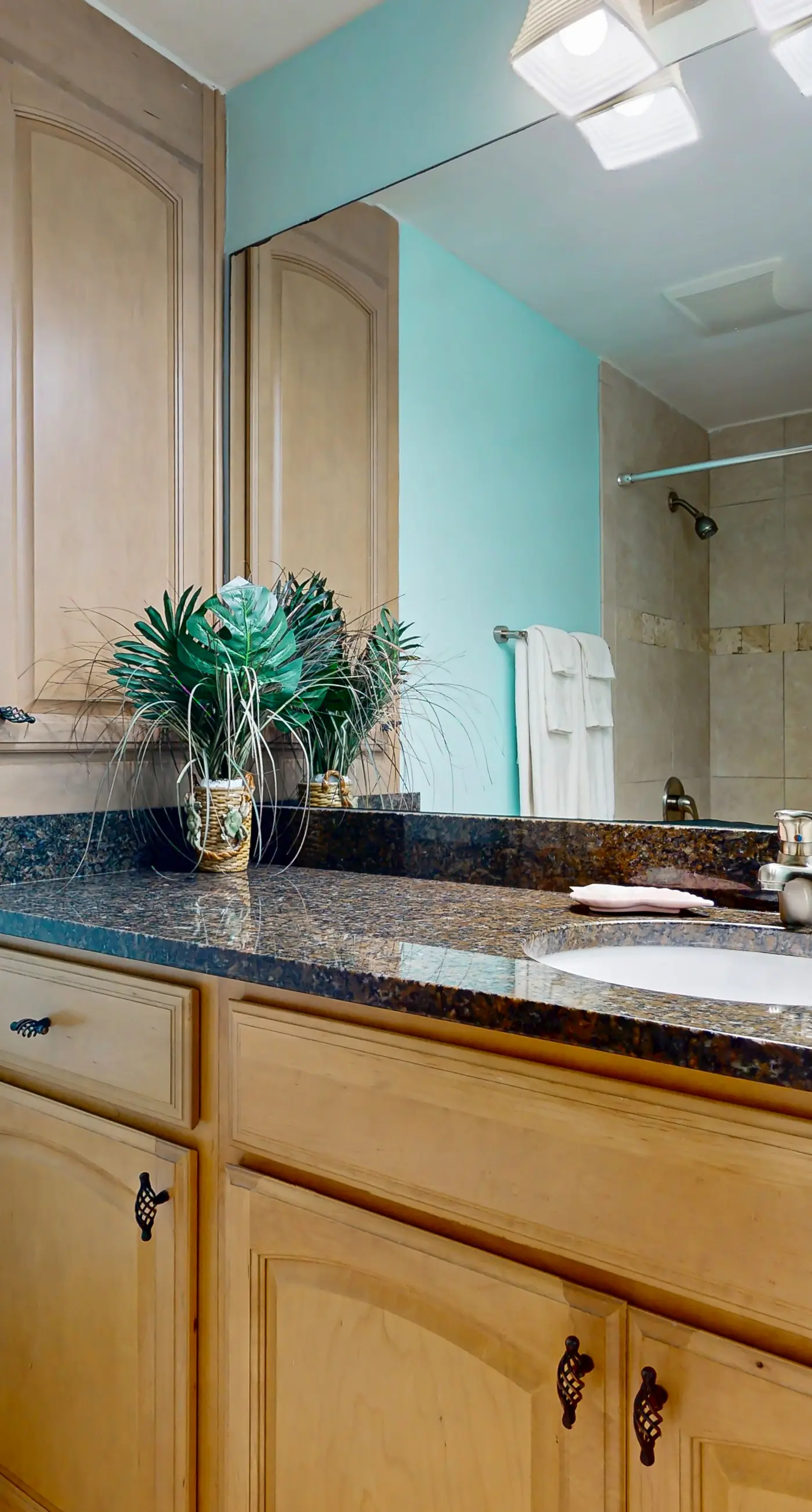 Gorgeous waterfront condo with pool, fitness room & WiFi