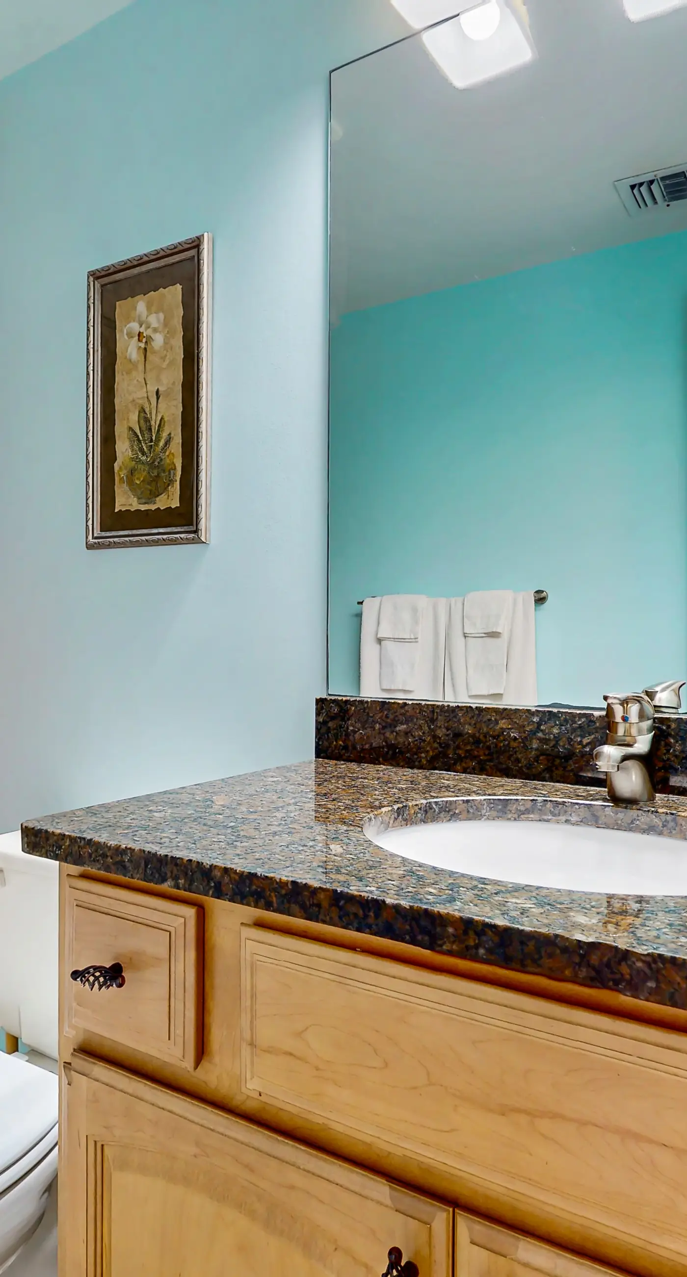 Gorgeous waterfront condo with pool, fitness room & WiFi