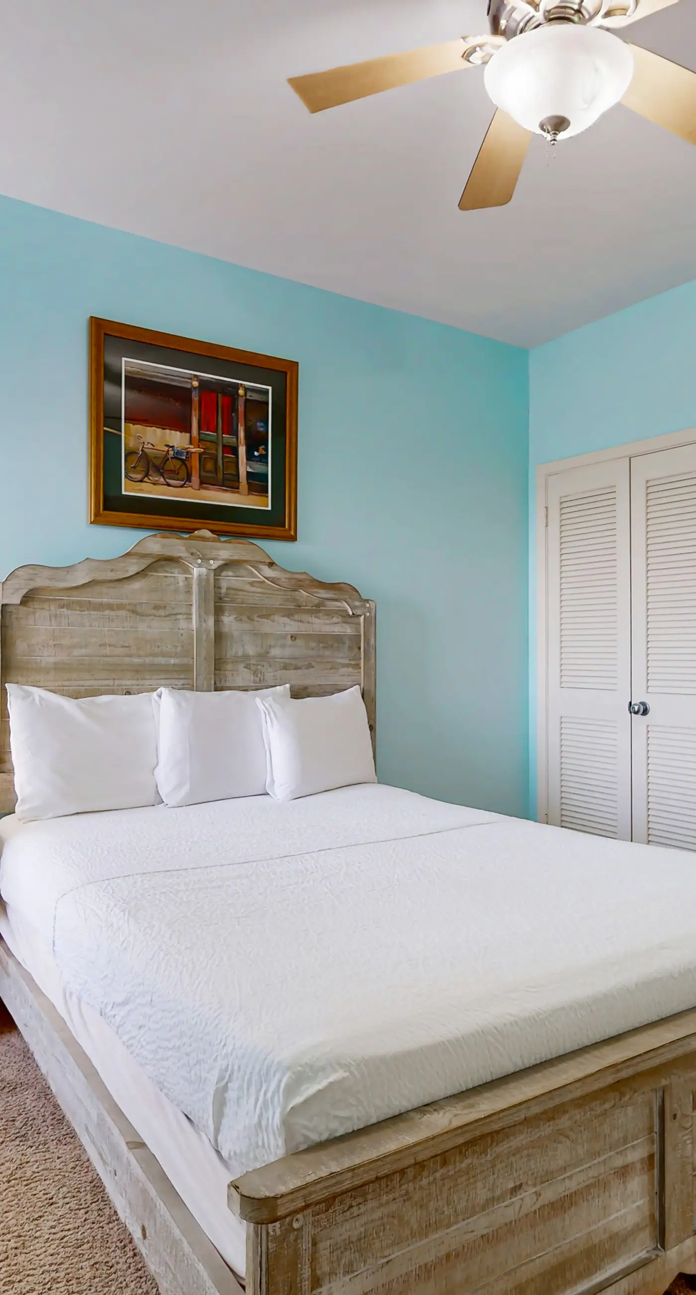 Gorgeous waterfront condo with pool, fitness room & WiFi