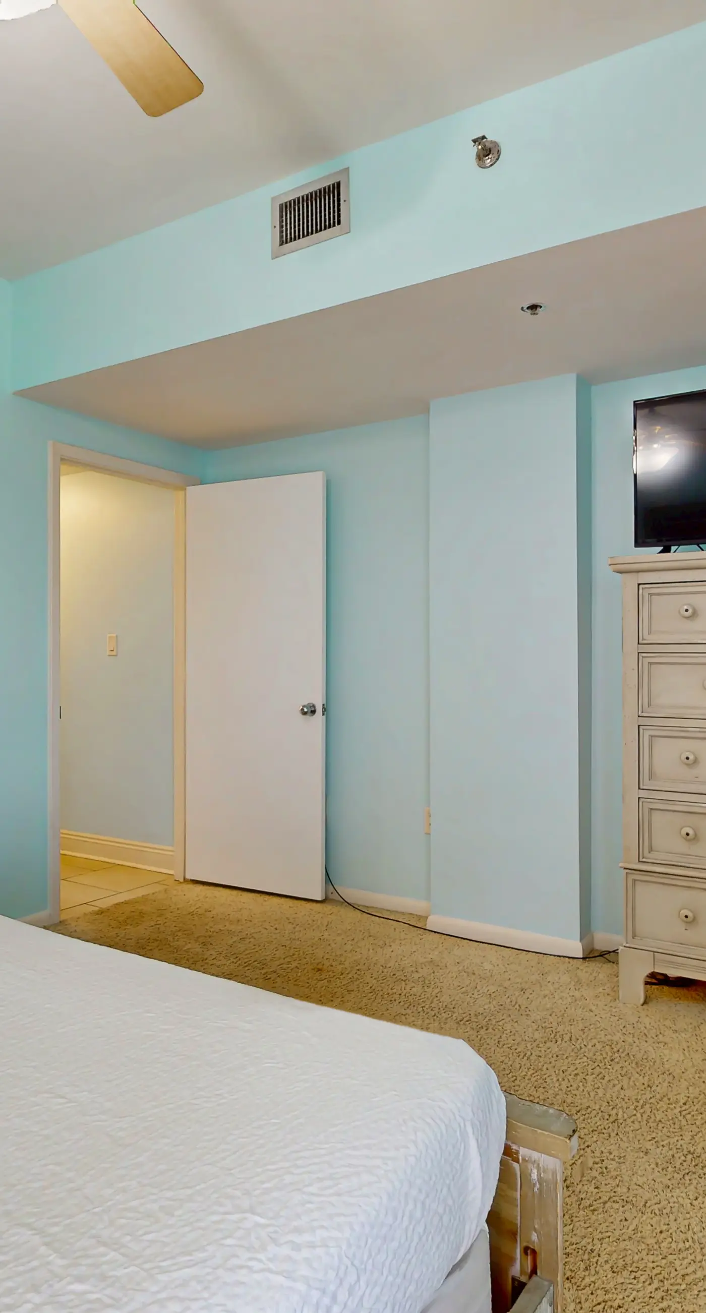 Gorgeous waterfront condo with pool, fitness room & WiFi