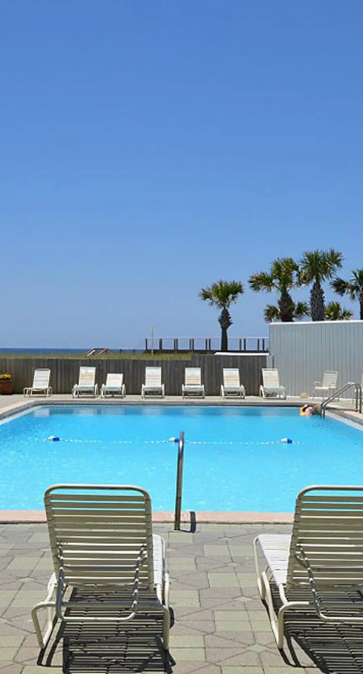 Gorgeous waterfront condo with pool, fitness room & WiFi