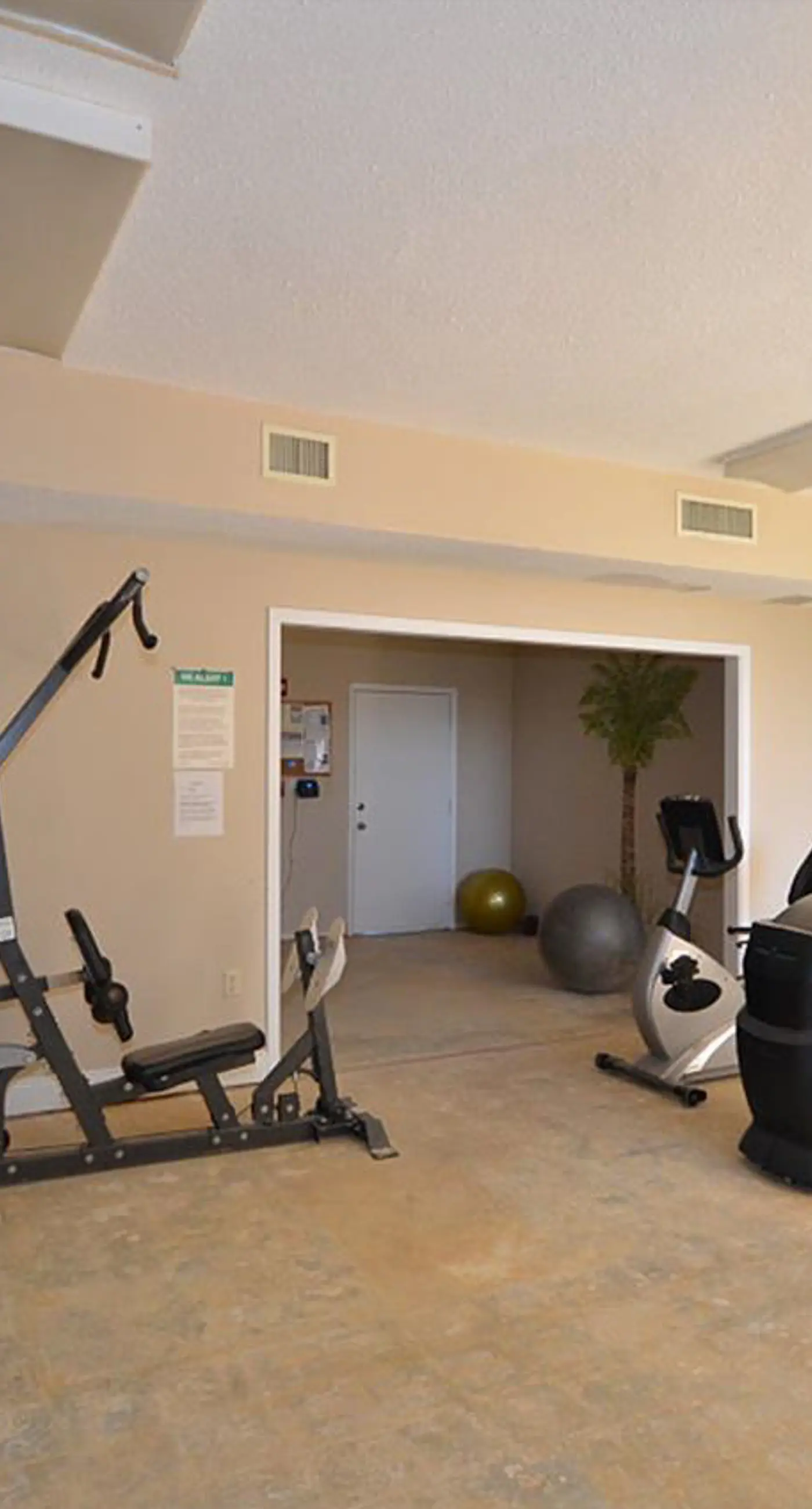 Gorgeous waterfront condo with pool, fitness room & WiFi