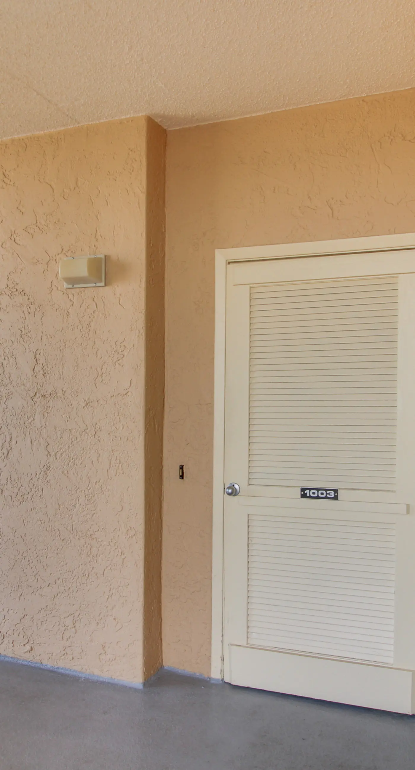 Gorgeous waterfront condo with pool, fitness room & WiFi