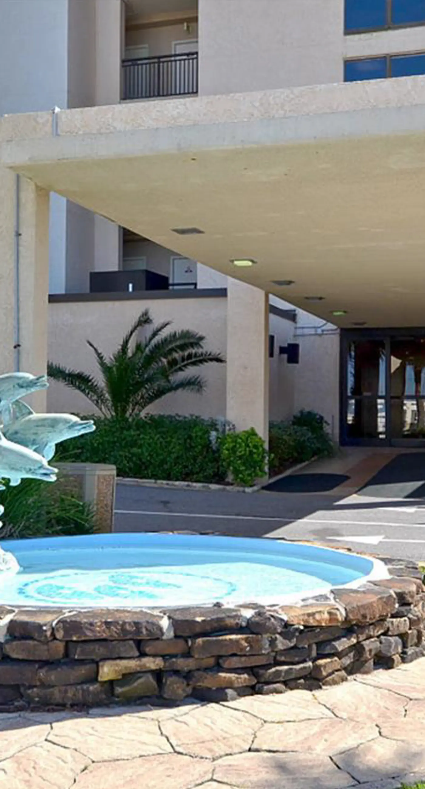 Gorgeous waterfront condo with pool, fitness room & WiFi