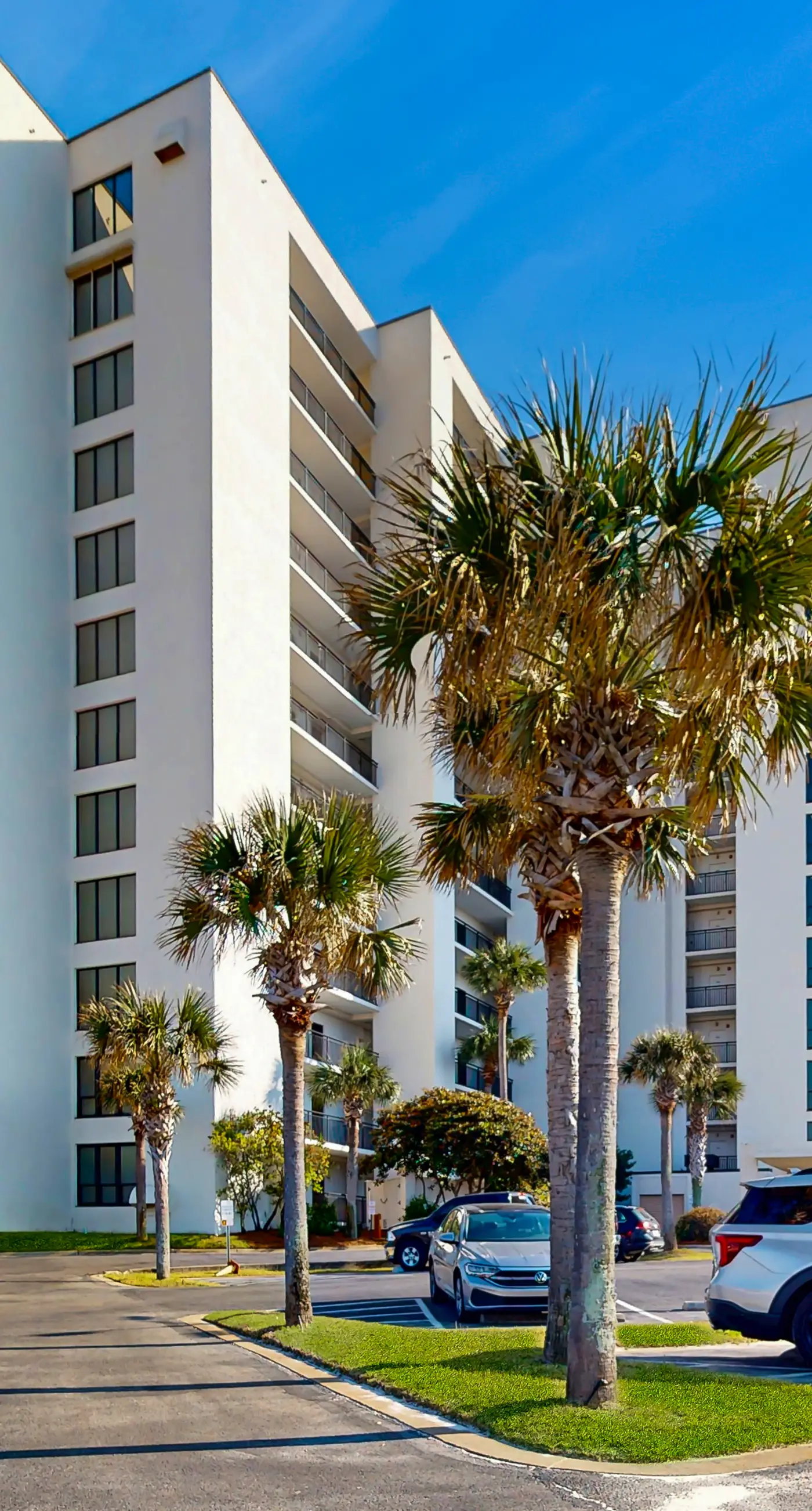 Gorgeous waterfront condo with pool, fitness room & WiFi