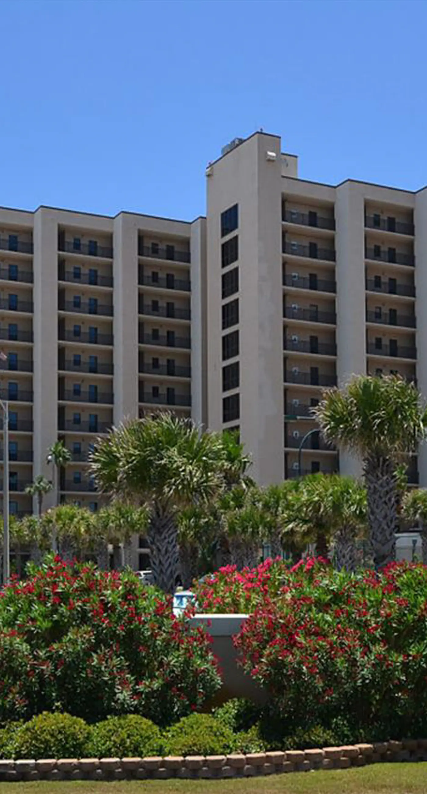 Gorgeous waterfront condo with pool, fitness room & WiFi