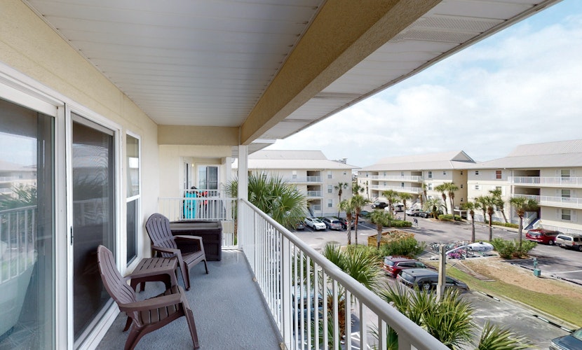 3rd Floor Spacious Condo Close To Entertainment, Shared pool, Wifi