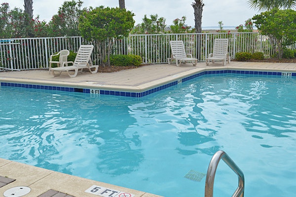 3rd Floor Spacious Condo Close To Entertainment, Shared pool, Wifi