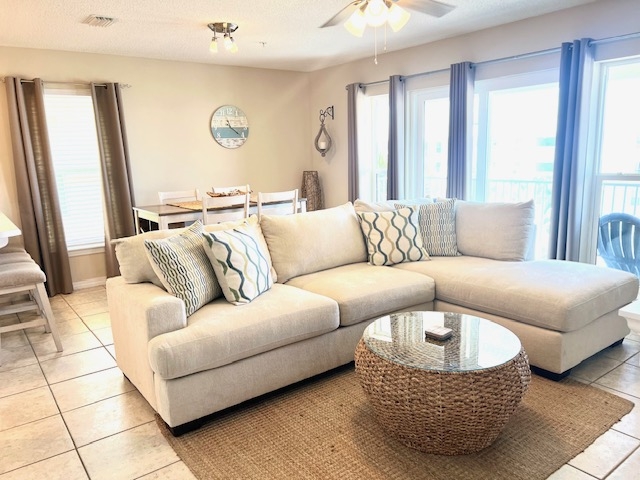 3rd Floor Spacious Condo Close To Entertainment, Shared pool, Wifi