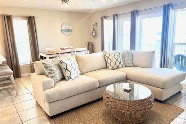 3rd Floor Spacious Condo Close To Entertainment, Shared pool, Wifi