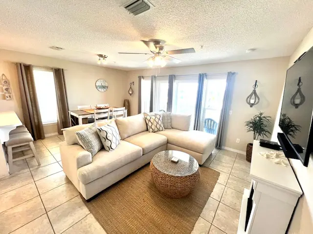 3rd Floor Spacious Condo Close To Entertainment, Shared pool, Wifi