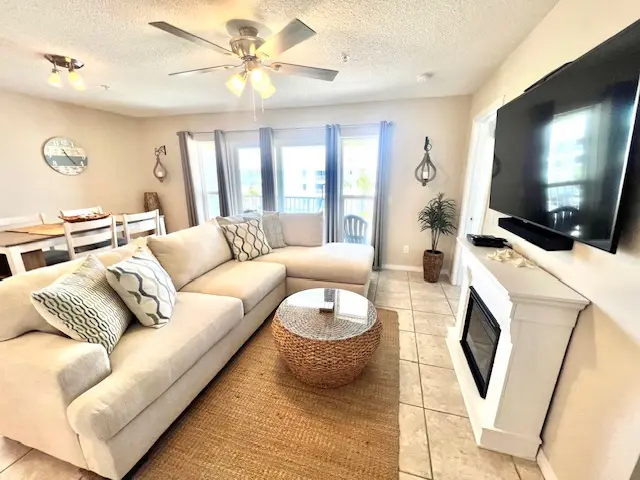 3rd Floor Spacious Condo Close To Entertainment, Shared pool, Wifi