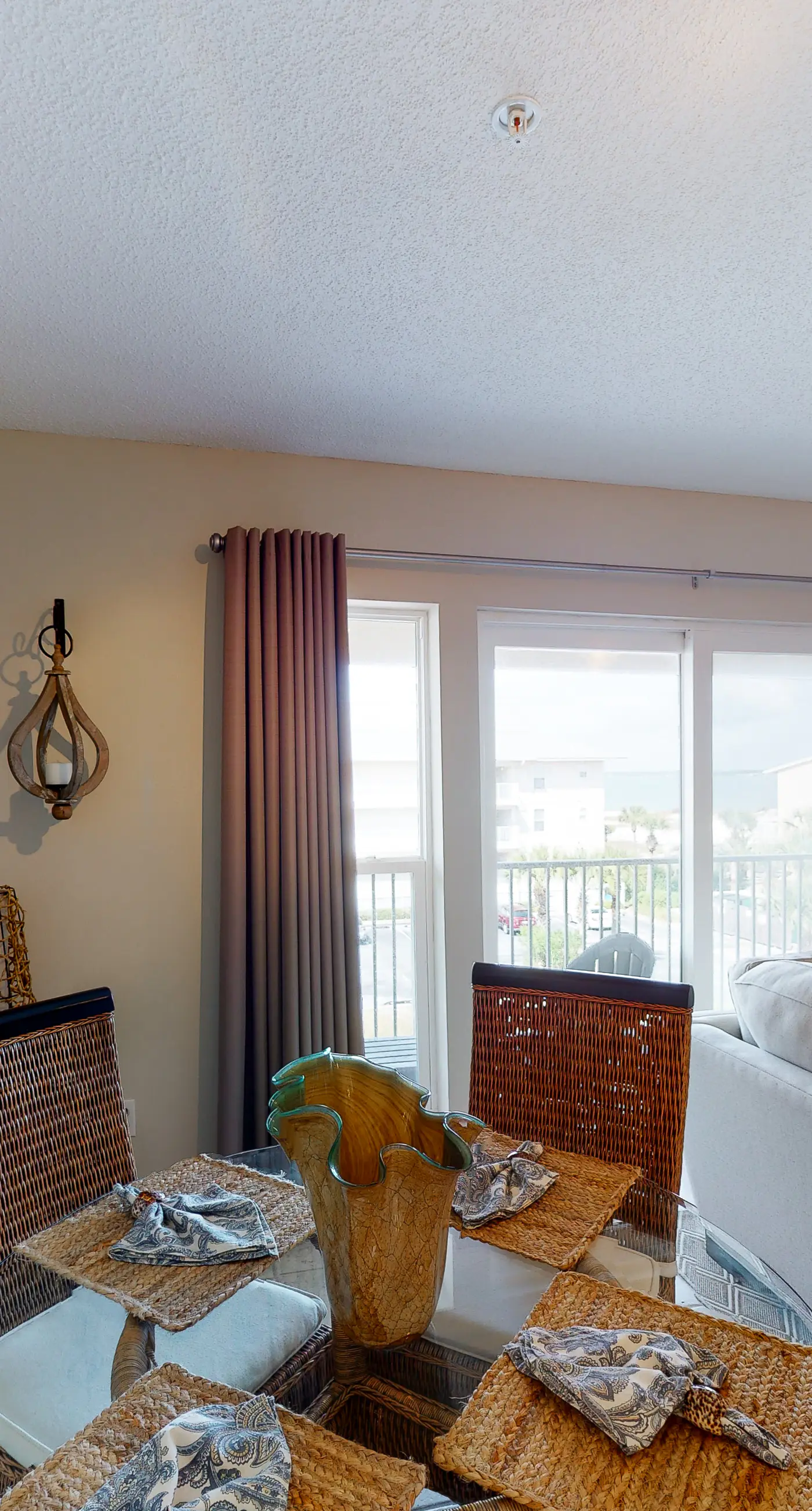 3rd Floor Spacious Condo Close To Entertainment, Shared pool, Wifi