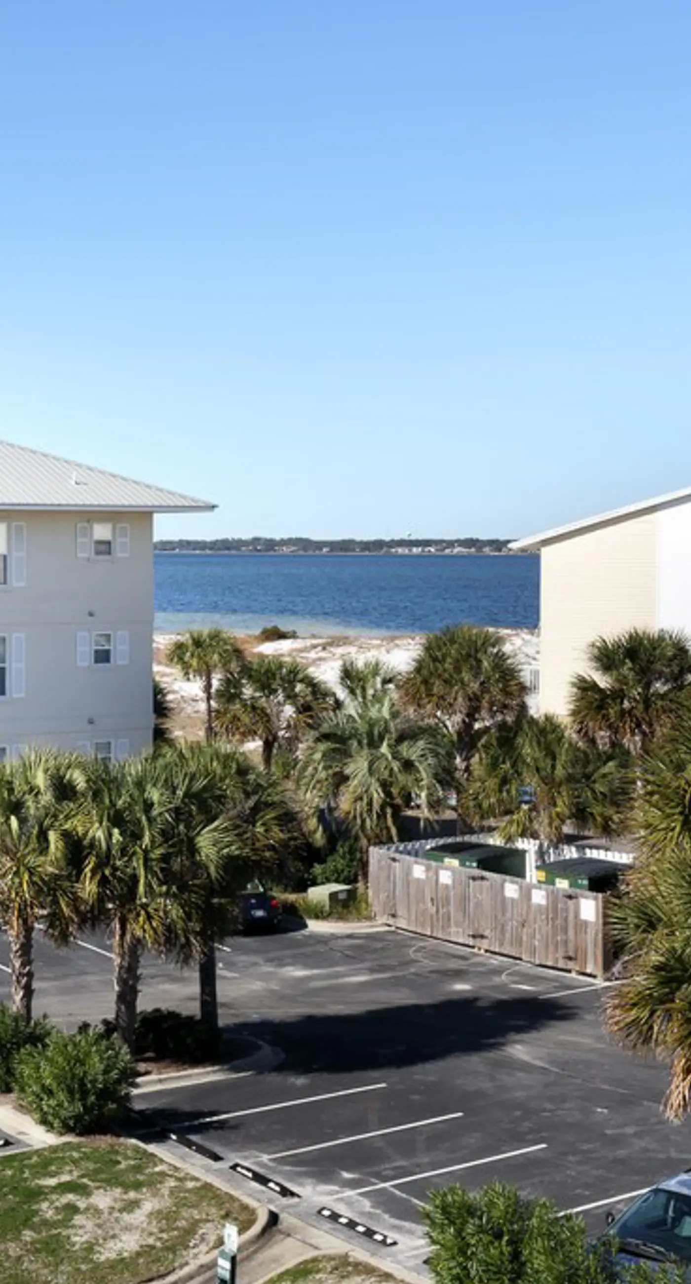 3rd Floor Spacious Condo Close To Entertainment, Shared pool, Wifi