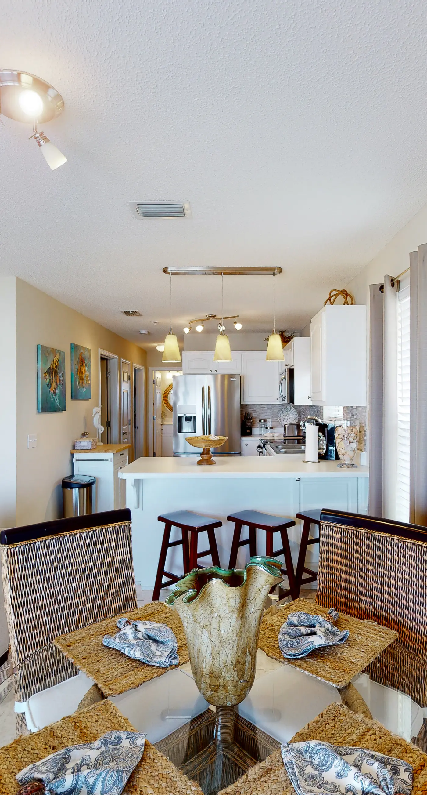 3rd Floor Spacious Condo Close To Entertainment, Shared pool, Wifi