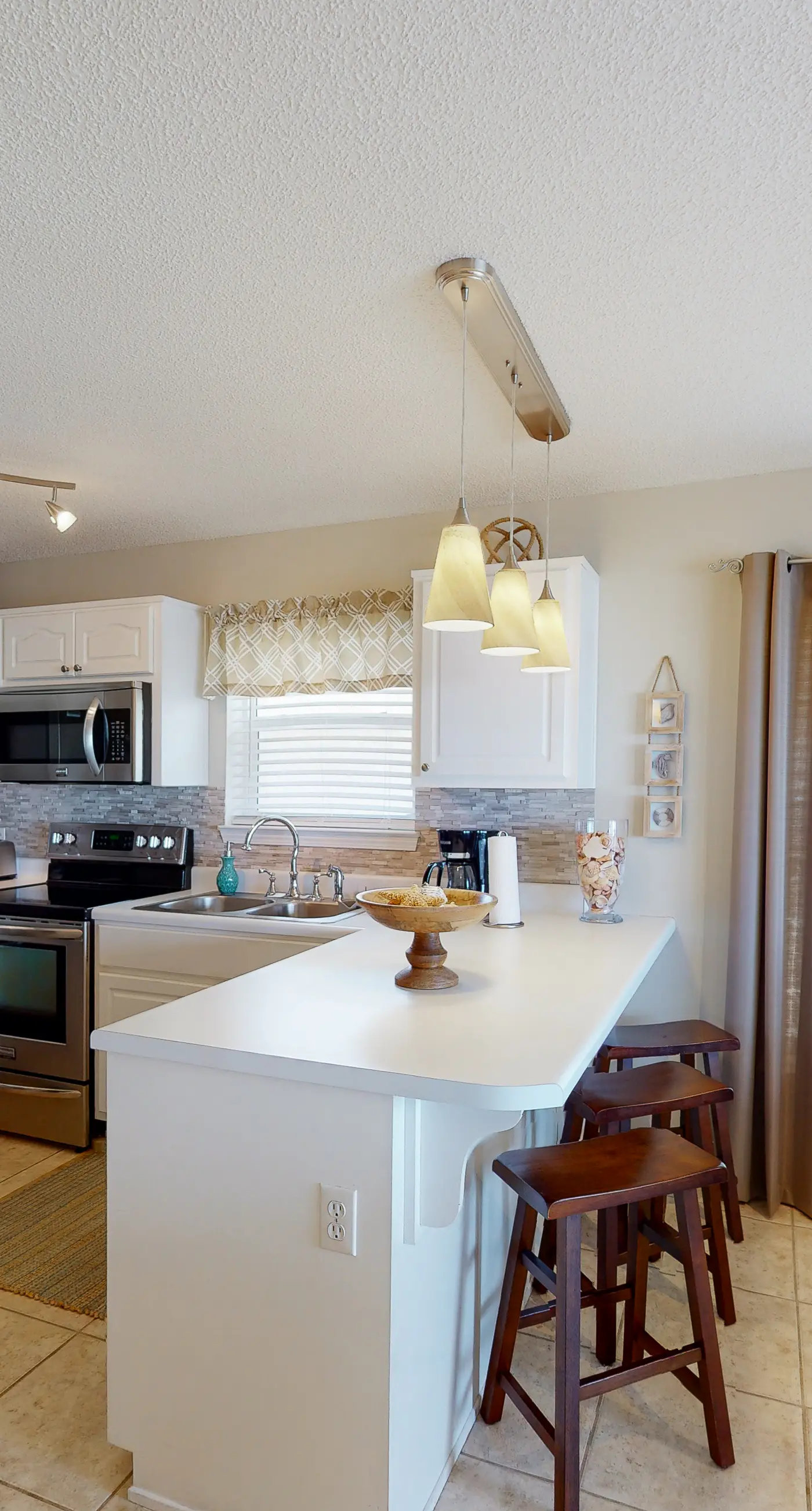 3rd Floor Spacious Condo Close To Entertainment, Shared pool, Wifi