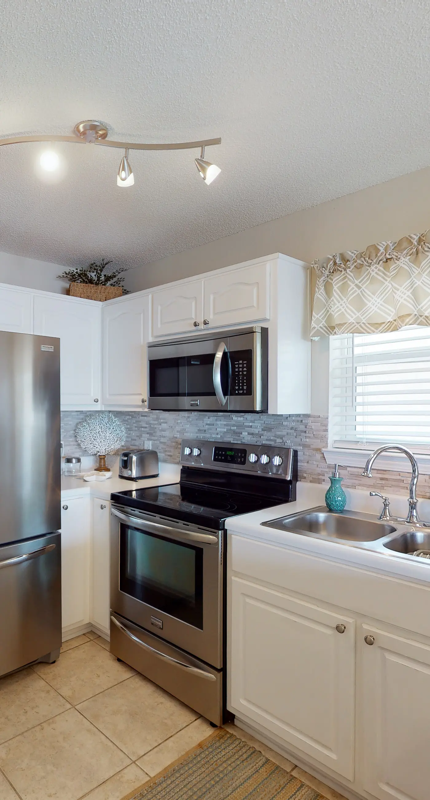 3rd Floor Spacious Condo Close To Entertainment, Shared pool, Wifi