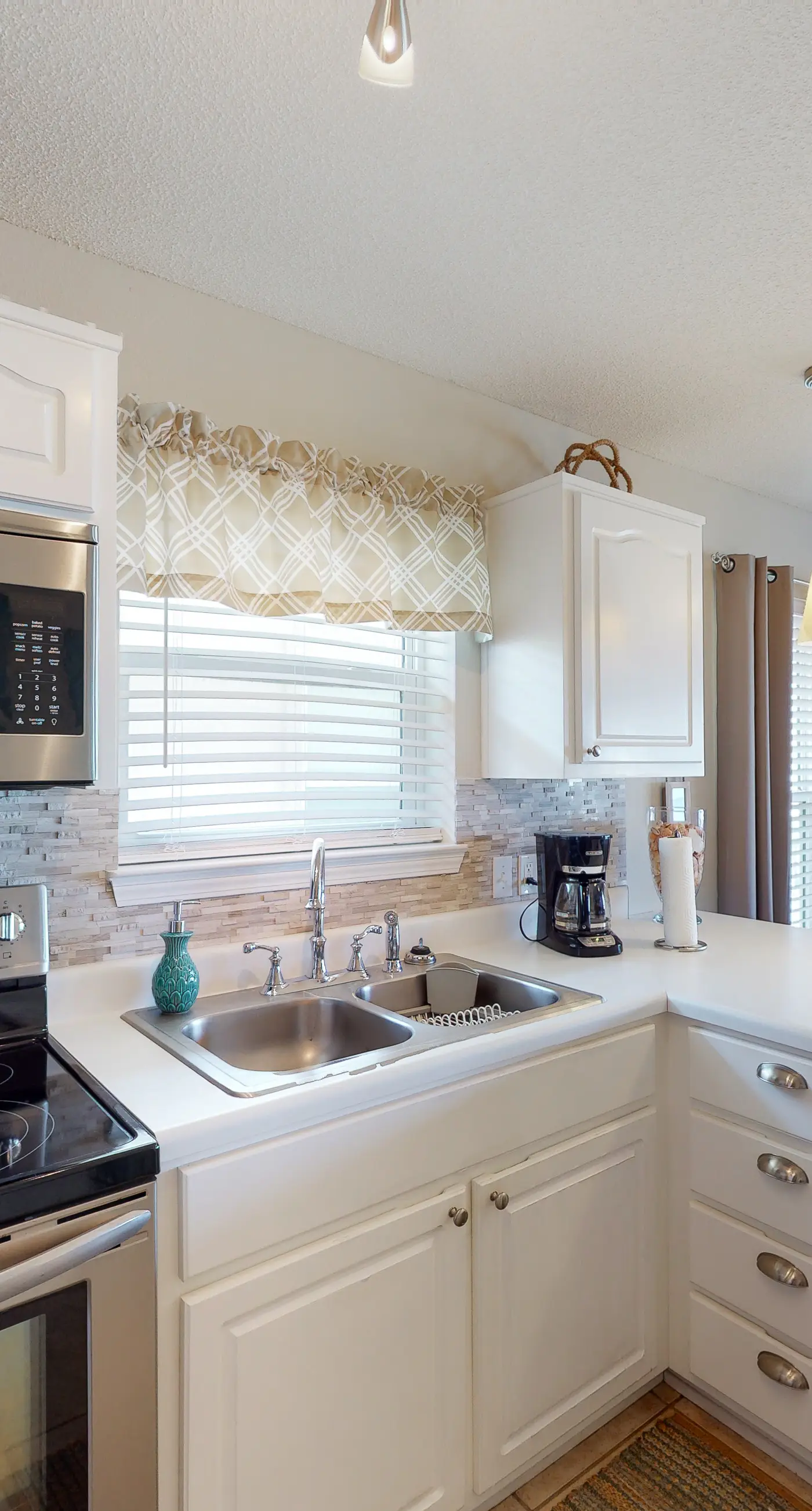 3rd Floor Spacious Condo Close To Entertainment, Shared pool, Wifi