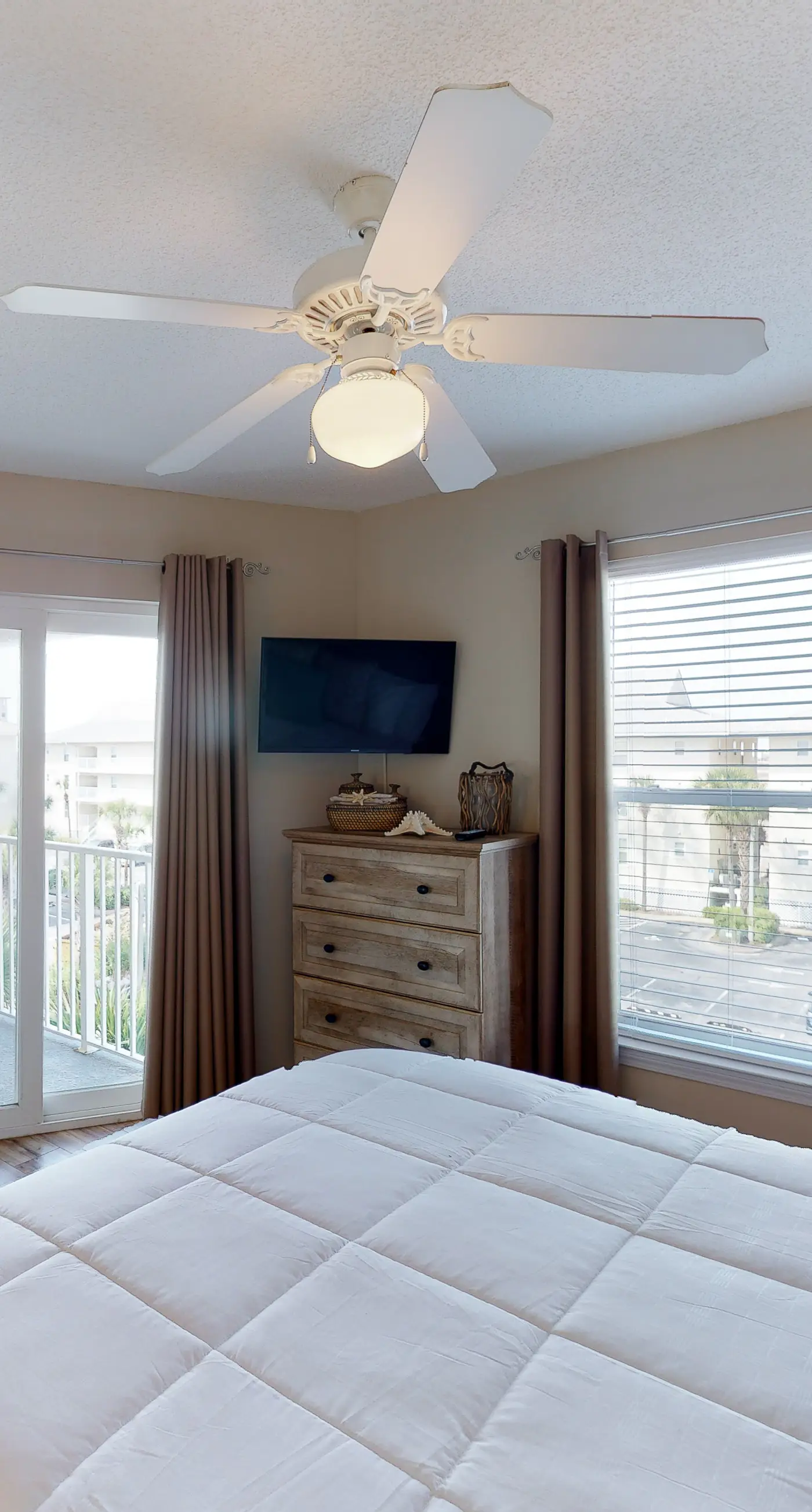 3rd Floor Spacious Condo Close To Entertainment, Shared pool, Wifi