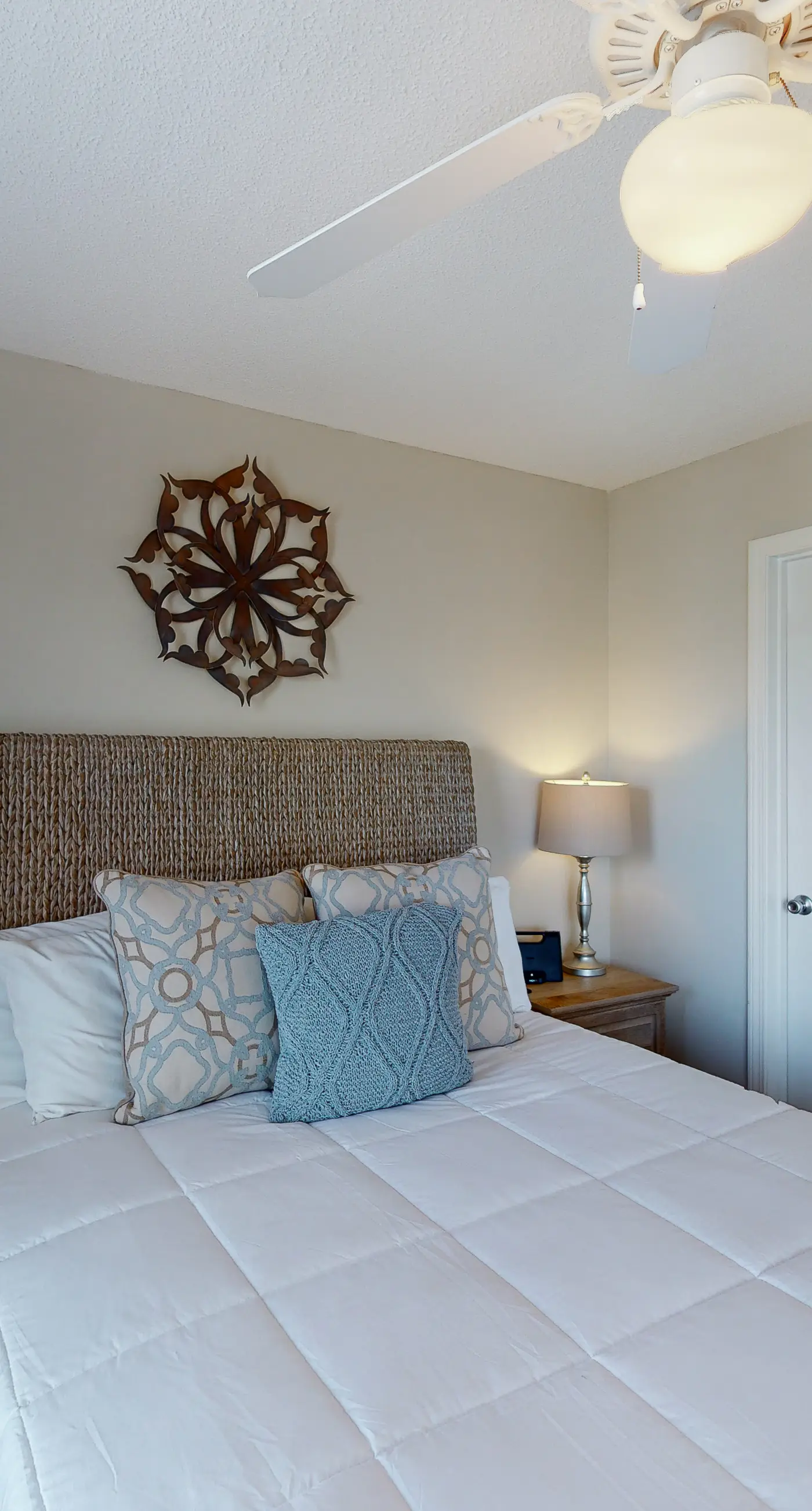 3rd Floor Spacious Condo Close To Entertainment, Shared pool, Wifi